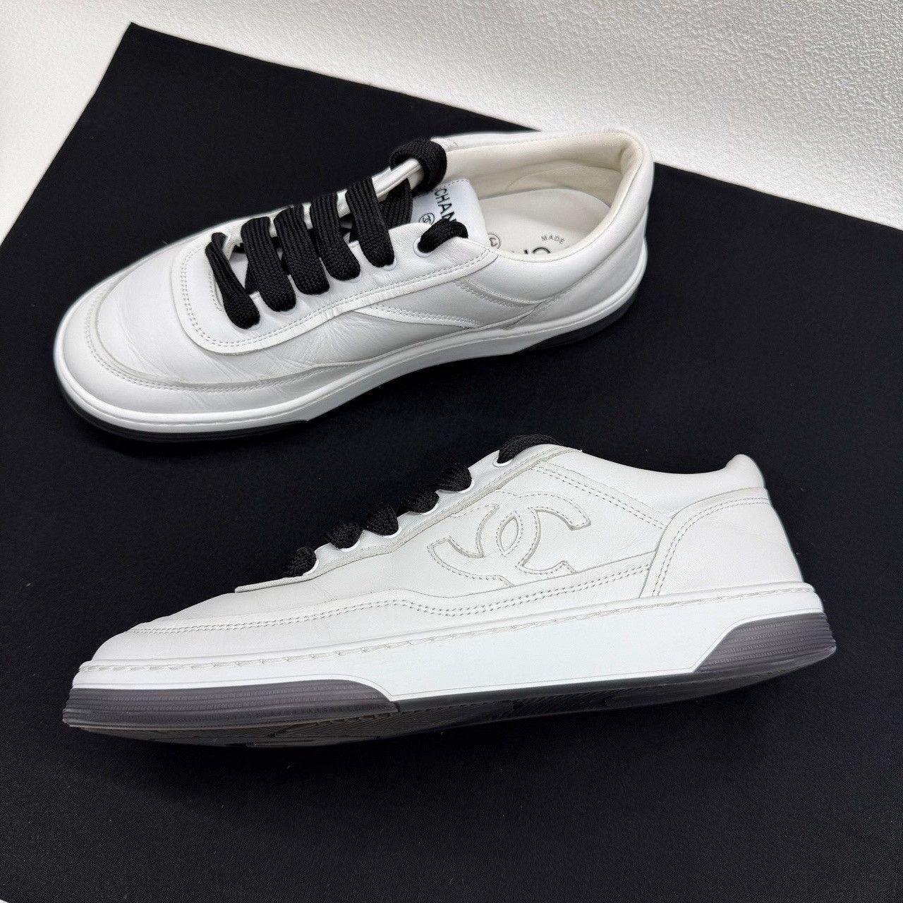 Chanel Chanel Leather CC Logo Low-Top Sneakers Size 38.5 Size US 8.5 / IT 38.5 - 10 Thumbnail