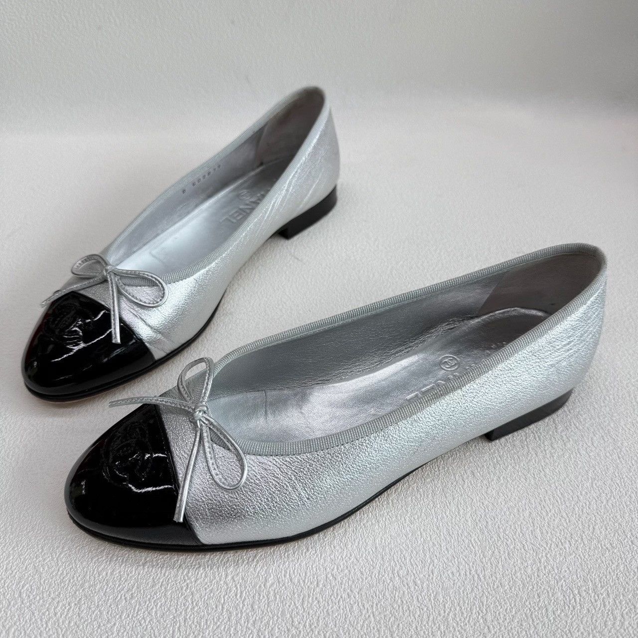 Chanel Chanel Silver & Black Ballet Flats Size 38.5 Size US 8.5 / IT 38.5 - 2 Thumbnail