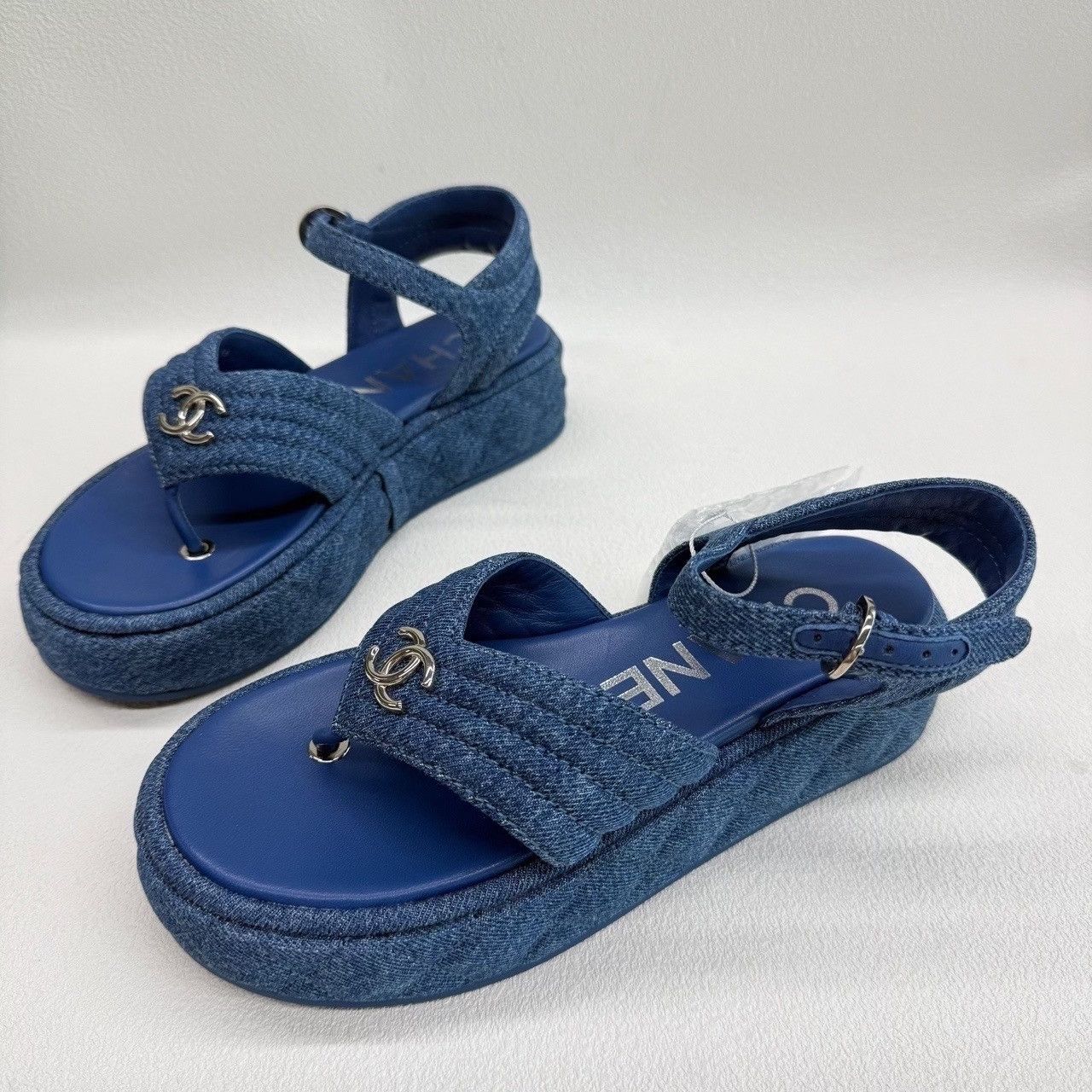 Chanel Chanel Denim Thong Sandals Size 36 Size US 6 / IT 36 - 2 Thumbnail