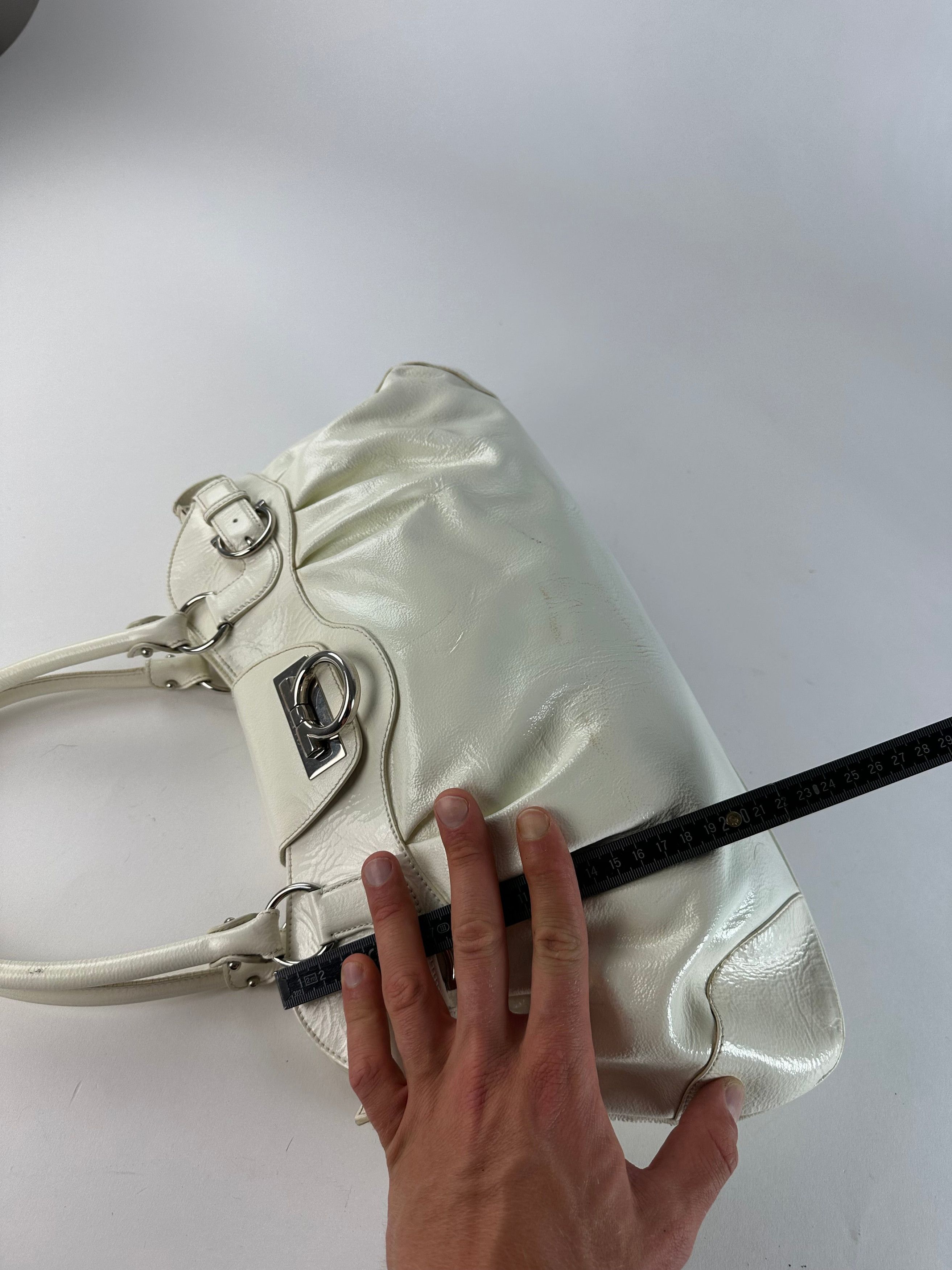 Salvatore Ferragamo Vintage Ferragamo Grained Leather Shoulder Bag White Silver Size ONE SIZE - 12 Thumbnail