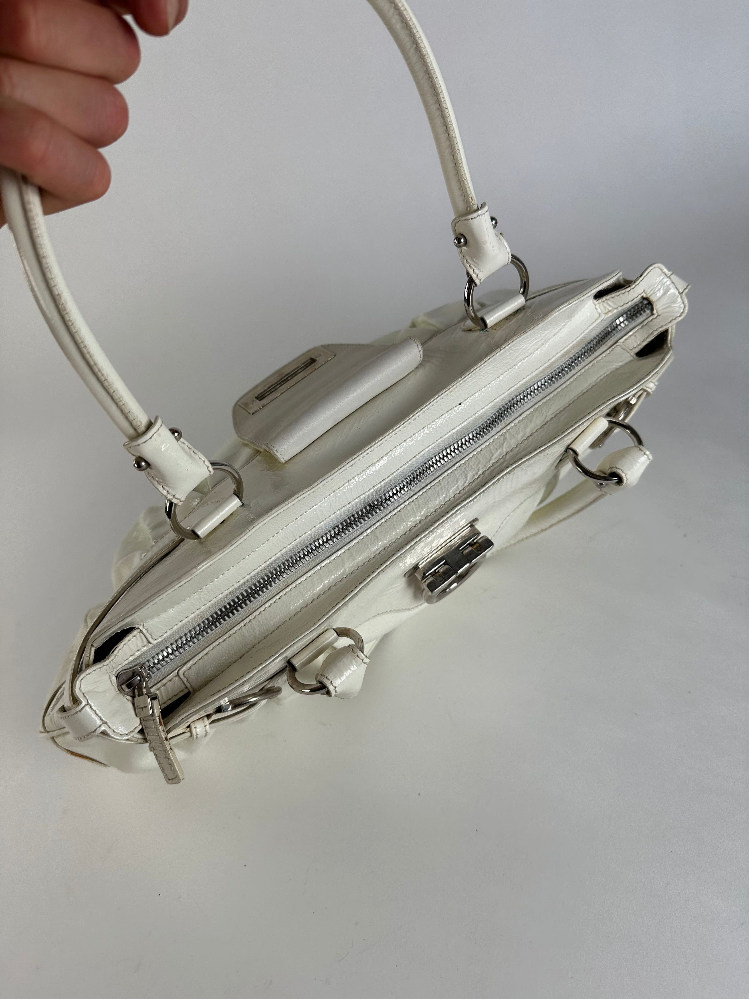 Salvatore Ferragamo Vintage Ferragamo Grained Leather Shoulder Bag White Silver Size ONE SIZE - 5 Thumbnail