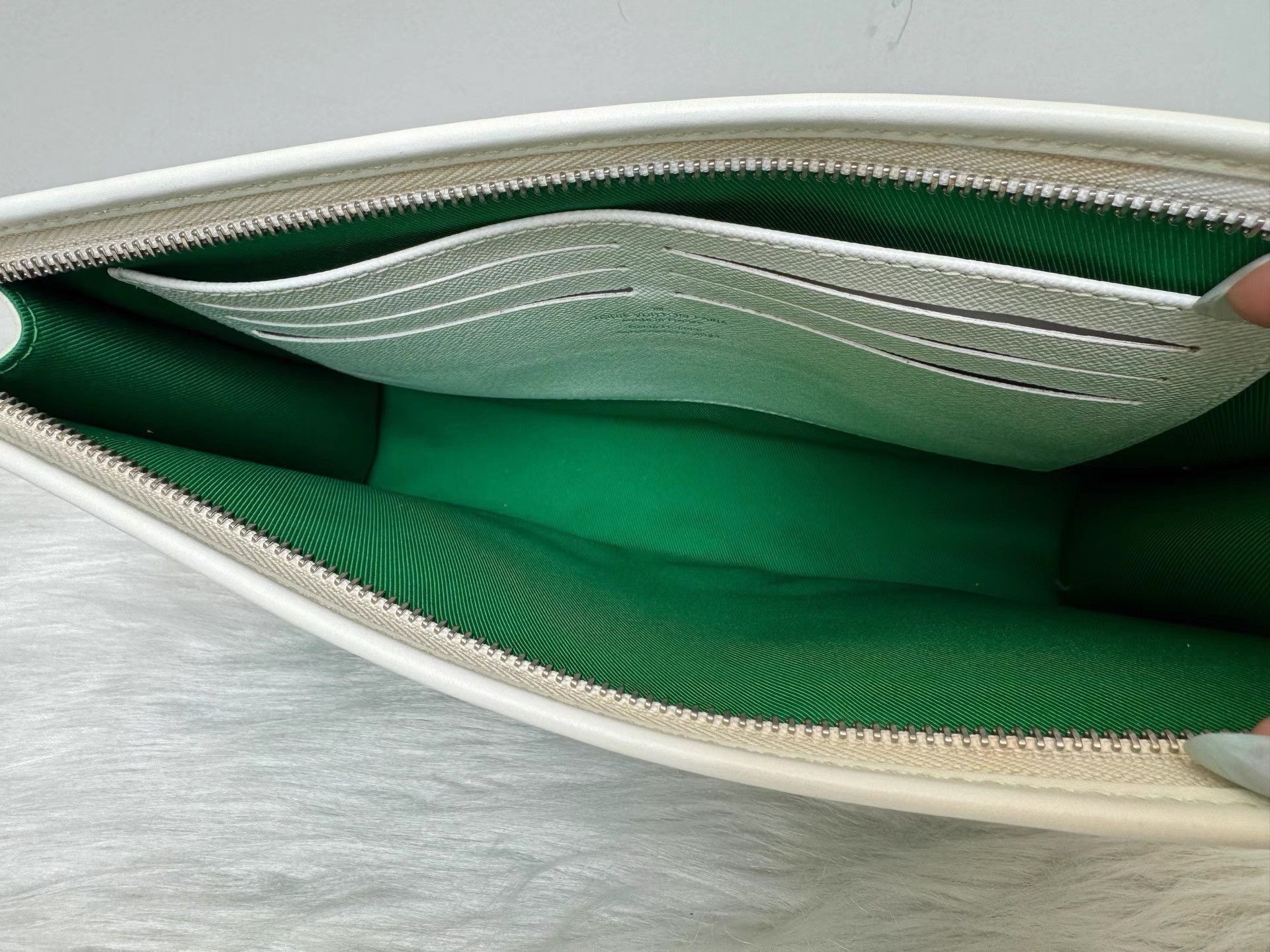 Louis Vuitton Avocado Green Clutch Bag Size ONE SIZE - 7 Thumbnail
