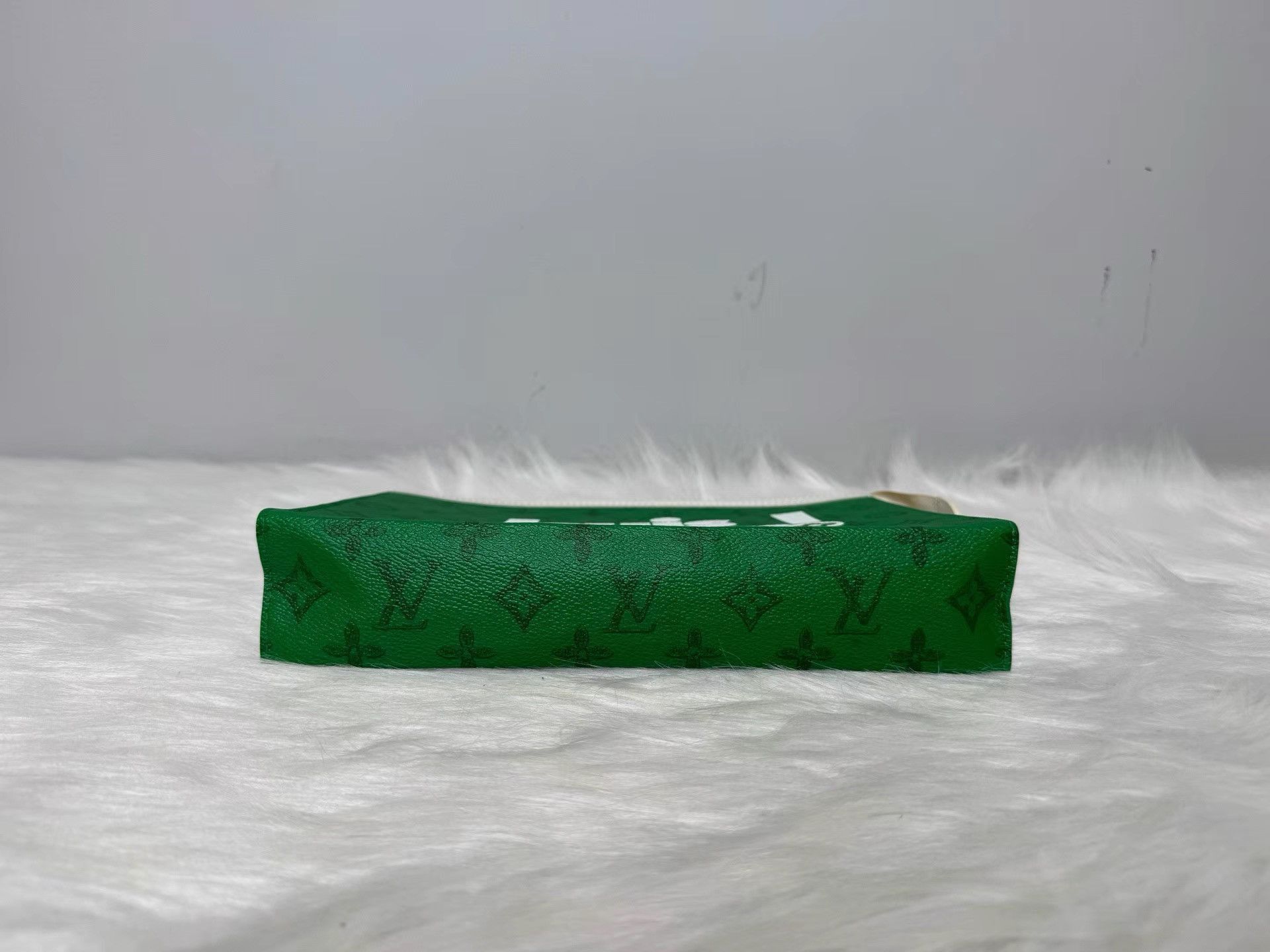 Louis Vuitton Avocado Green Clutch Bag Size ONE SIZE - 3 Thumbnail