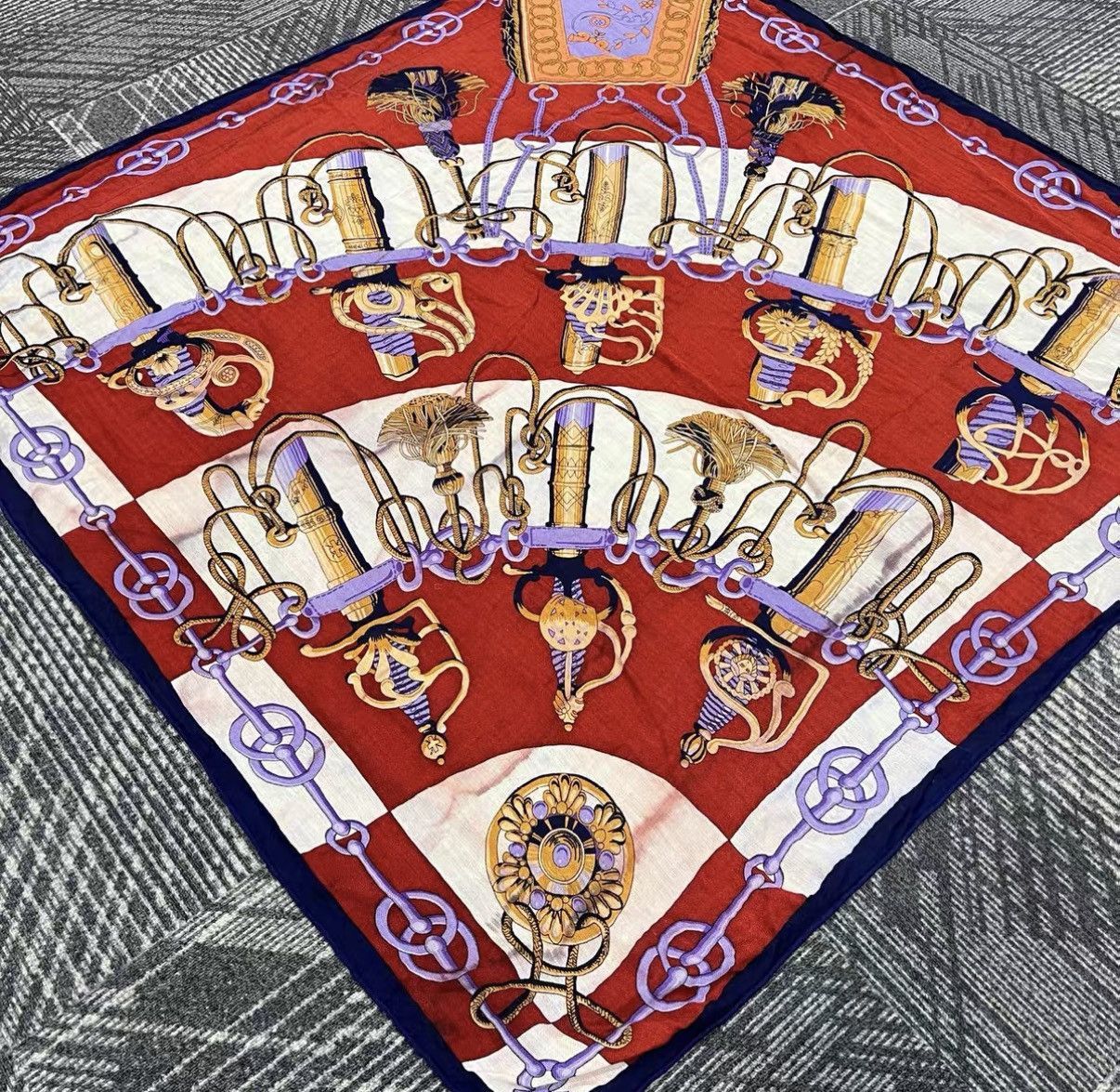 Hermes Luxurious Cashmere Wool Scarf in Red Size ONE SIZE - 2 Thumbnail