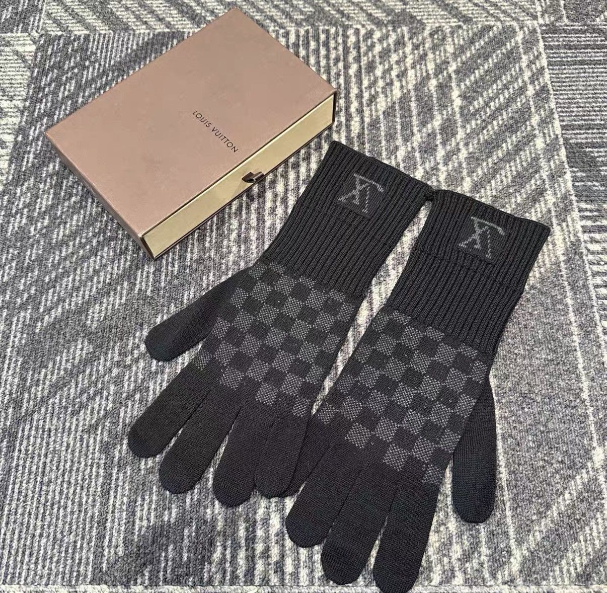 Louis Vuitton Gray Damier Wool Gloves Size ONE SIZE - 2 Thumbnail