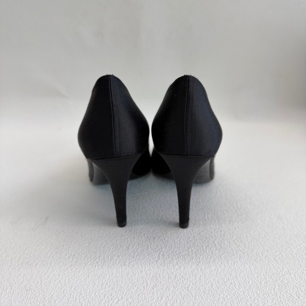 Roger Vivier Roger Vivier Crystal Buckle Satin Pumps Size 37.5 Size US 7.5 / IT 37.5 - 6 Thumbnail