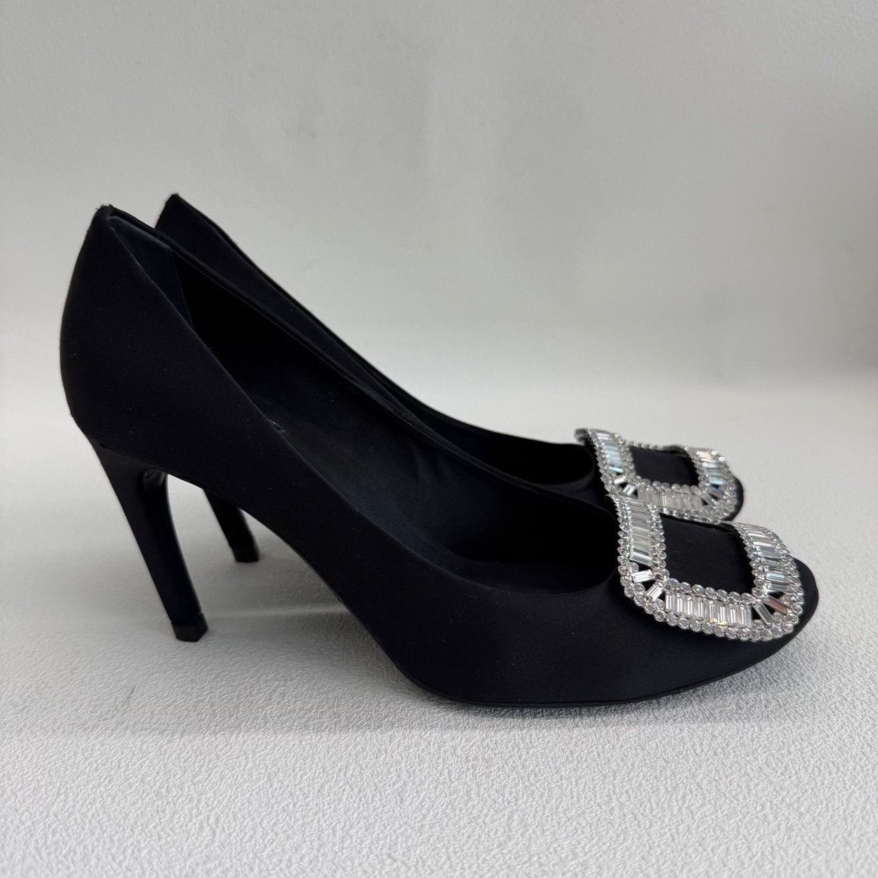 Roger Vivier Roger Vivier Crystal Buckle Satin Pumps Size 37.5 Size US 7.5 / IT 37.5 - 5 Thumbnail