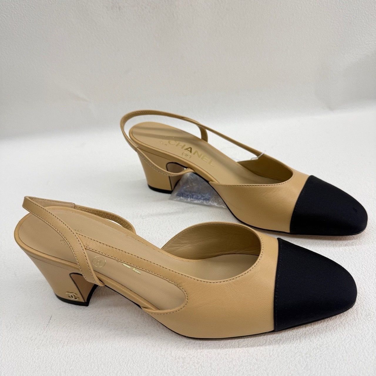 Chanel Chanel Two-Tone Slingback Heels Size 37 Size US 7 / IT 37 - 4 Thumbnail