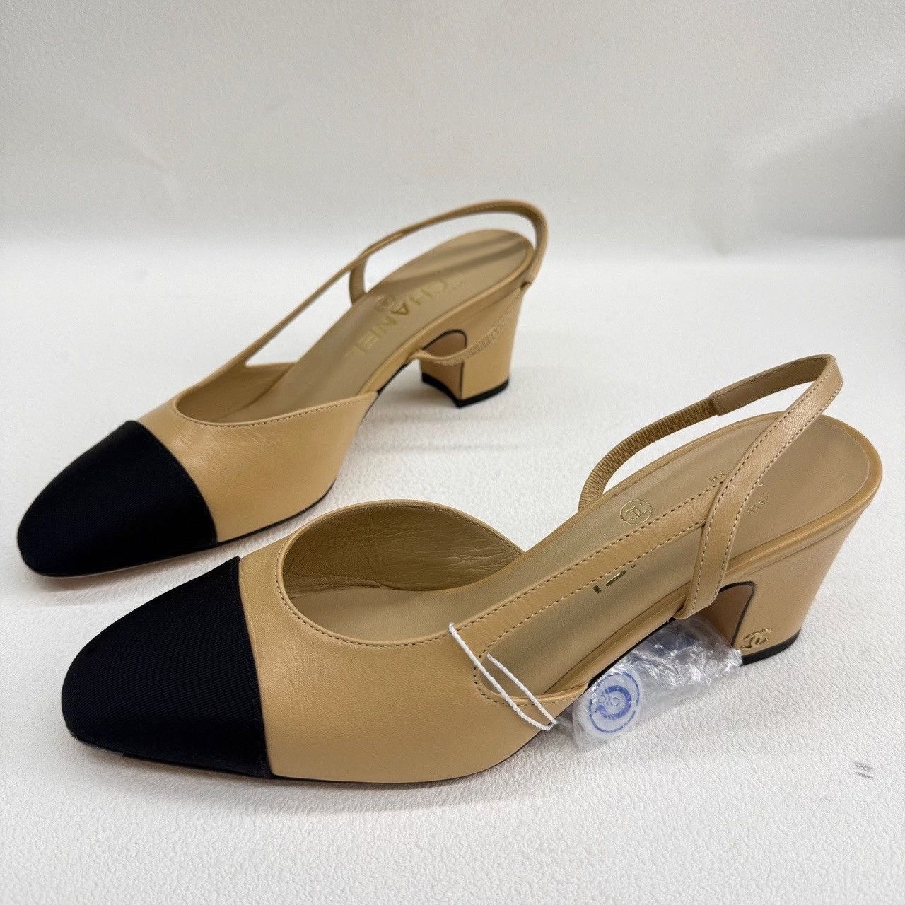 Chanel Chanel Two-Tone Slingback Heels Size 37 Size US 7 / IT 37 - 2 Thumbnail
