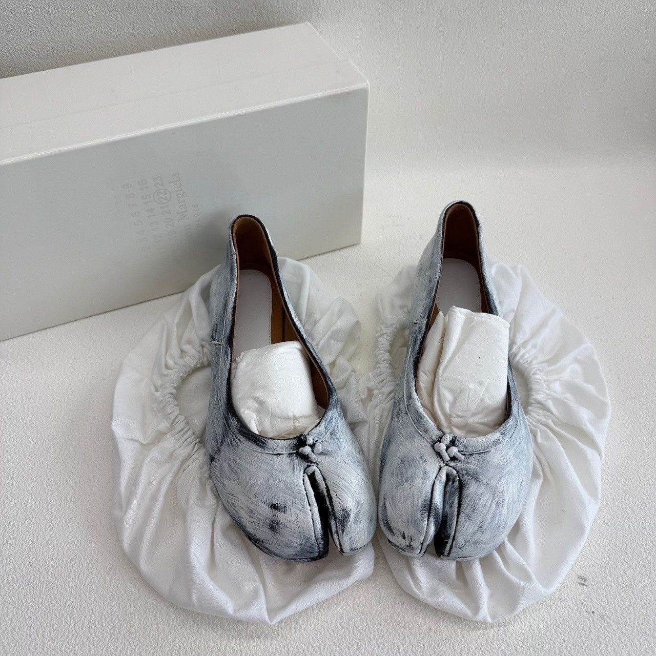 Maison Margiela Maison Margiela Painted Tabi Flats Size 35 Size US 5 / IT 35 - 2 Thumbnail