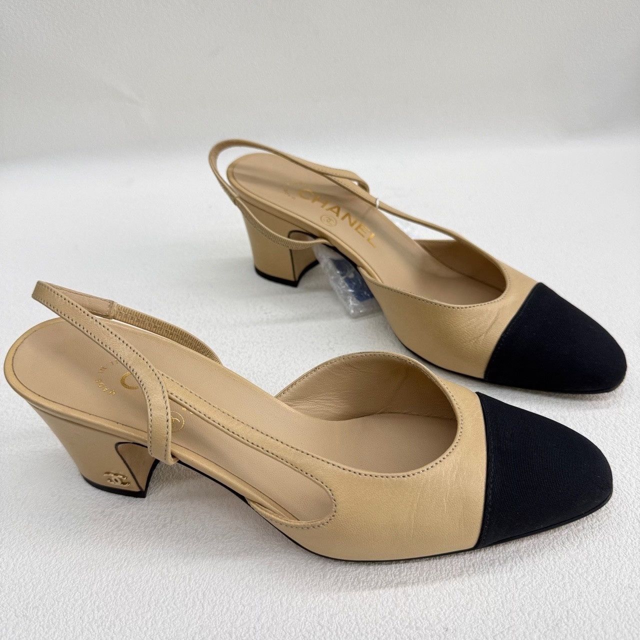 Chanel Chanel Beige and Black Slingback Heels Size 36.5 Size US 5.5 / IT 35.5 - 4 Thumbnail