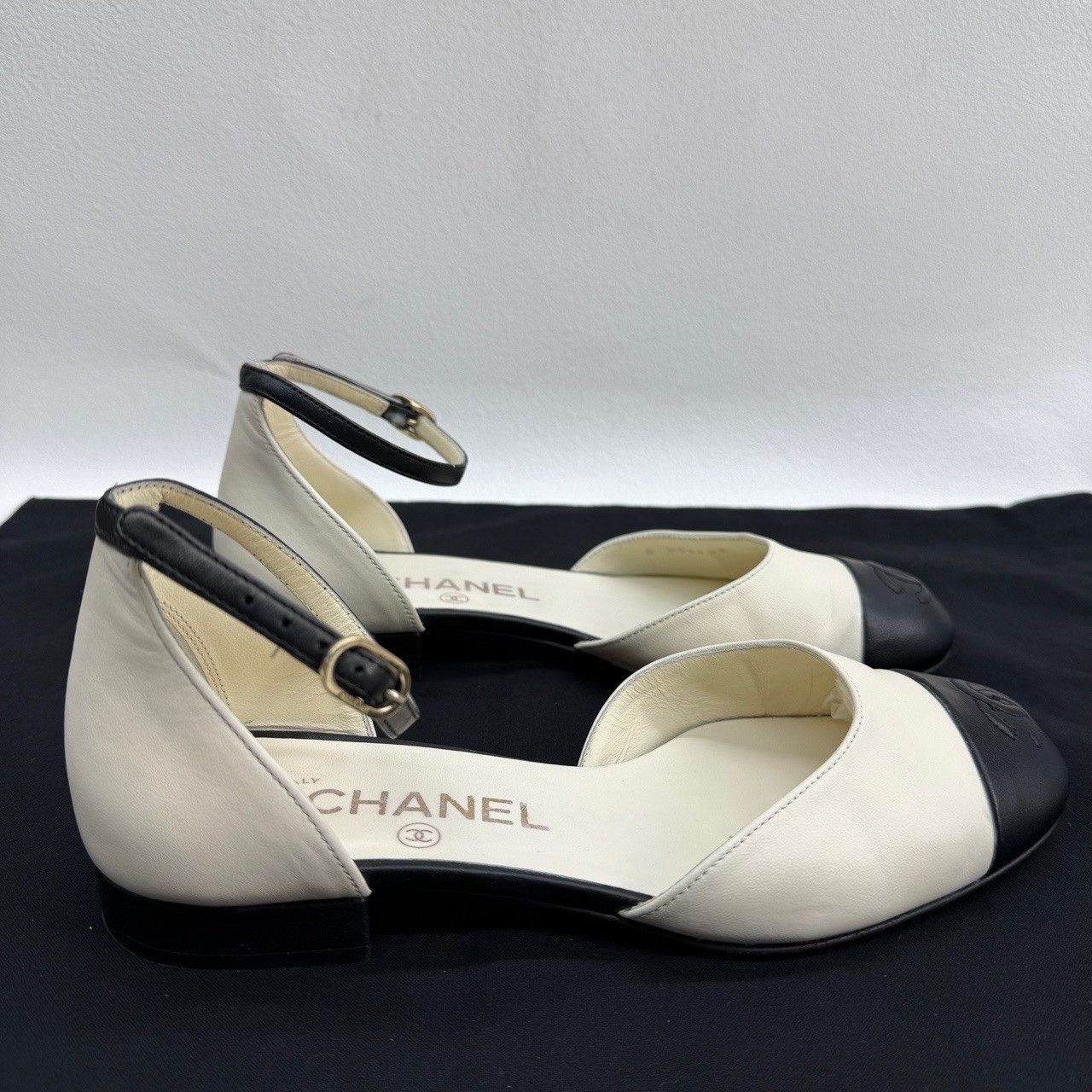 Chanel Chanel Two-Tone Leather Mary Jane Flats Size 36 Size US 6 / IT 36 - 5 Thumbnail
