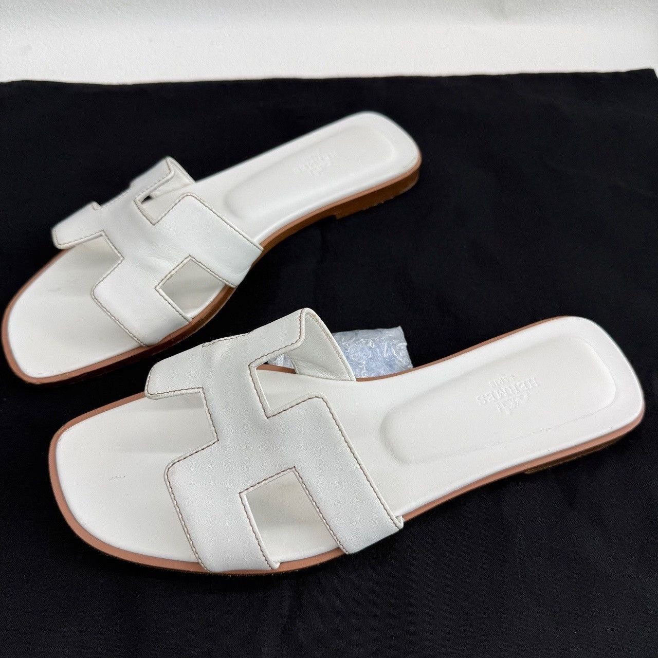 Hermes Hermes White Oran Sandals Size 39.5 Size US 9.5 / IT 39.5 - 2 Thumbnail