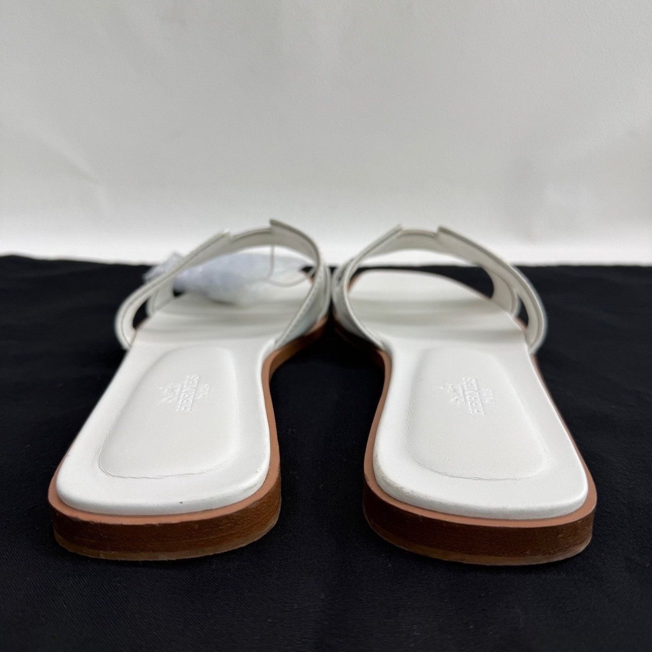 Hermes Hermes White Oran Sandals Size 39.5 Size US 9.5 / IT 39.5 - 6 Thumbnail