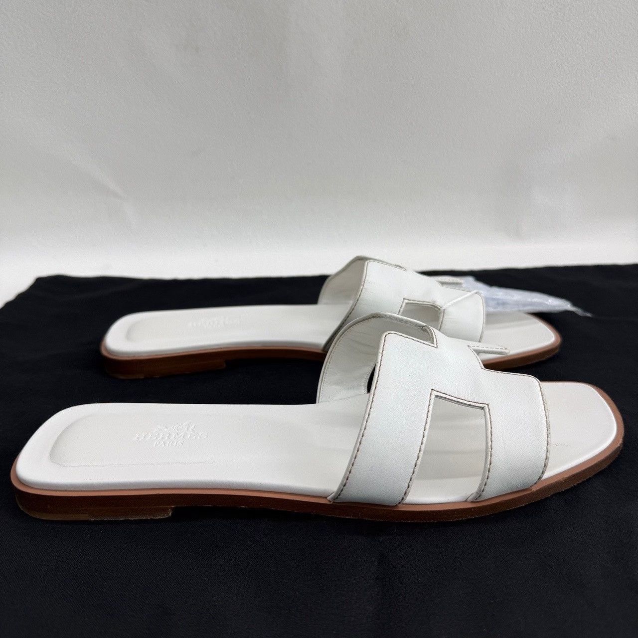 Hermes Hermes White Oran Sandals Size 39.5 Size US 9.5 / IT 39.5 - 5 Thumbnail