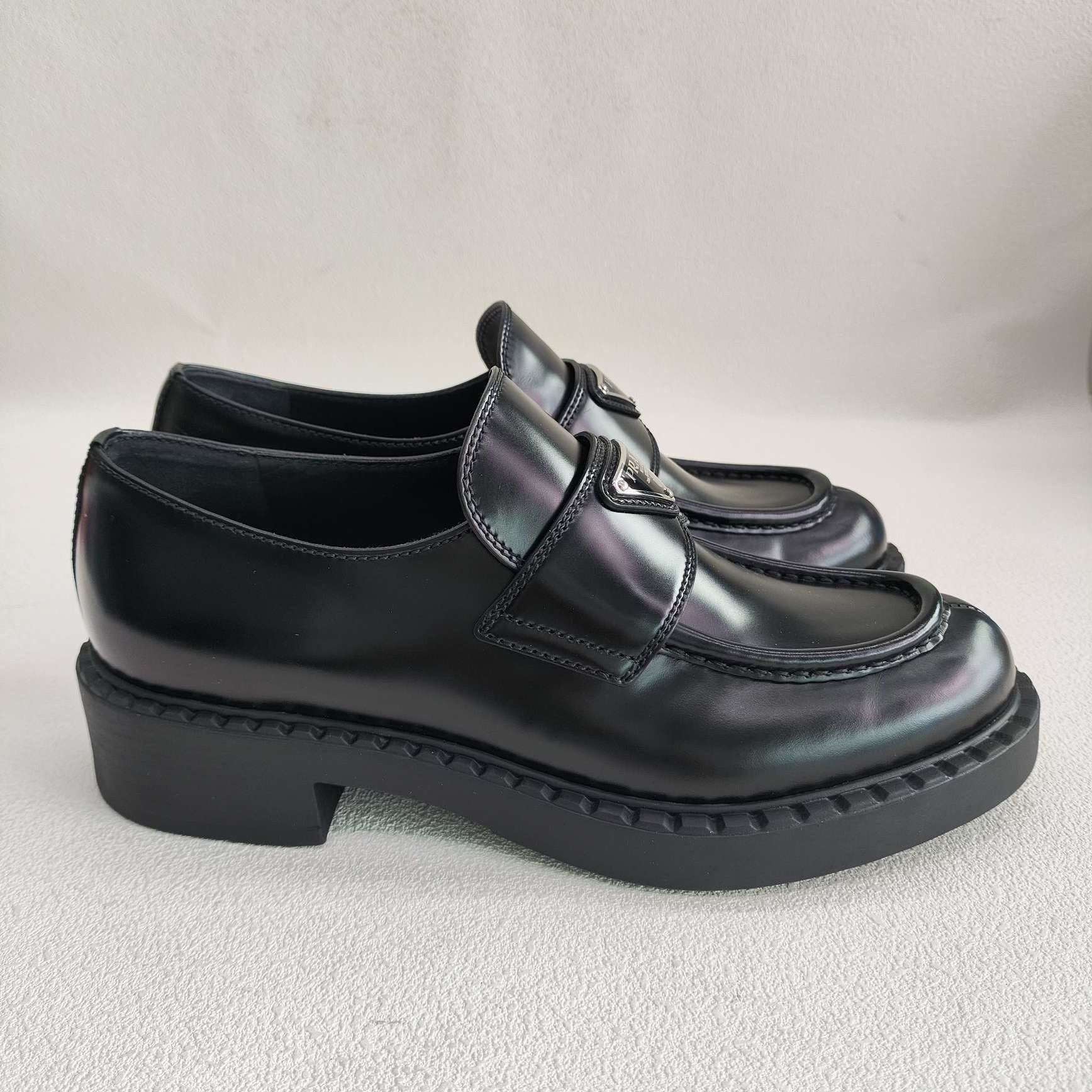 Prada Prada Logo Leather Loafers Size 38 Size US 8 / IT 38 - 9 Thumbnail
