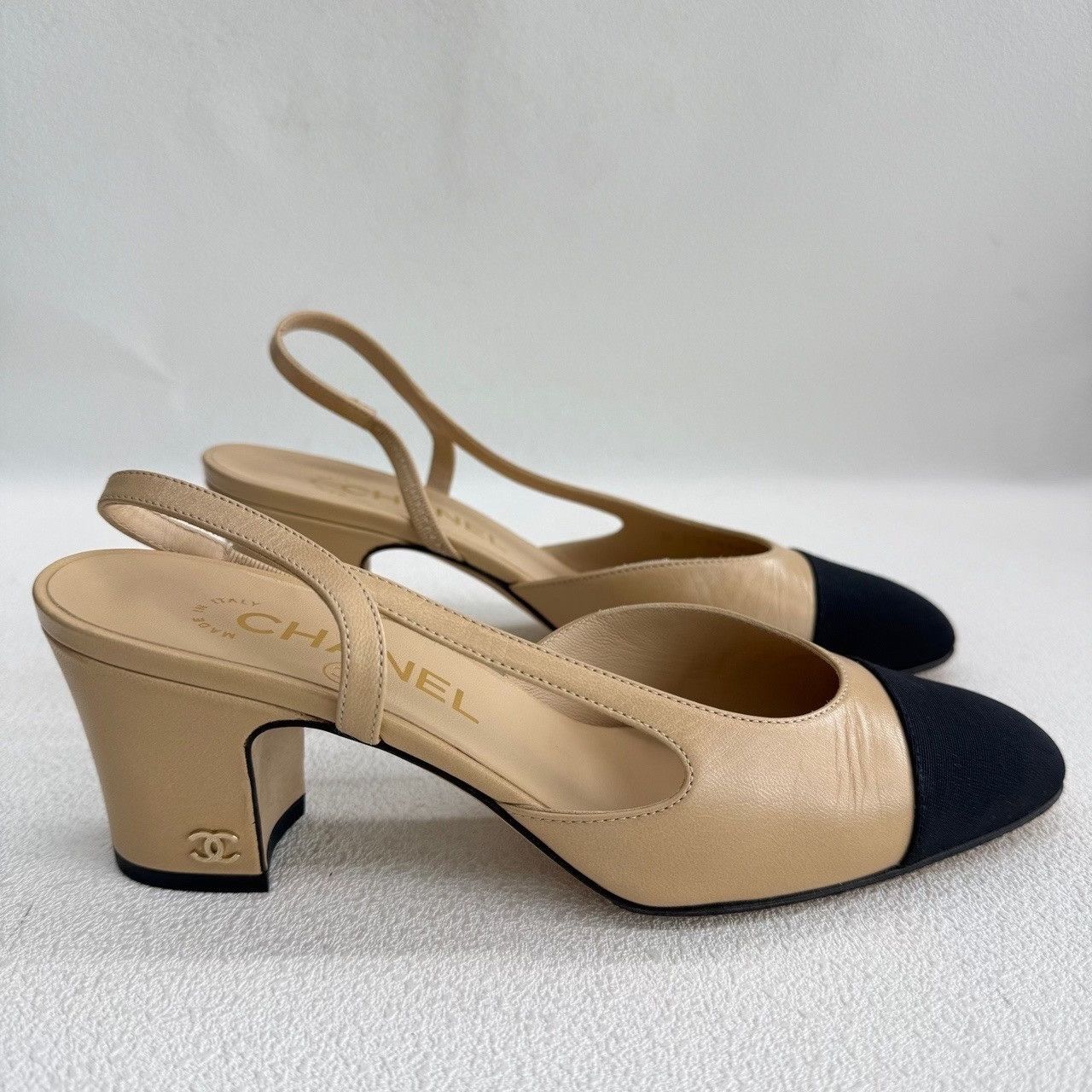 Chanel Chanel Two-Tone Slingback Heels Size 35.5 Size US 5.5 / IT 35.5 - 5 Thumbnail