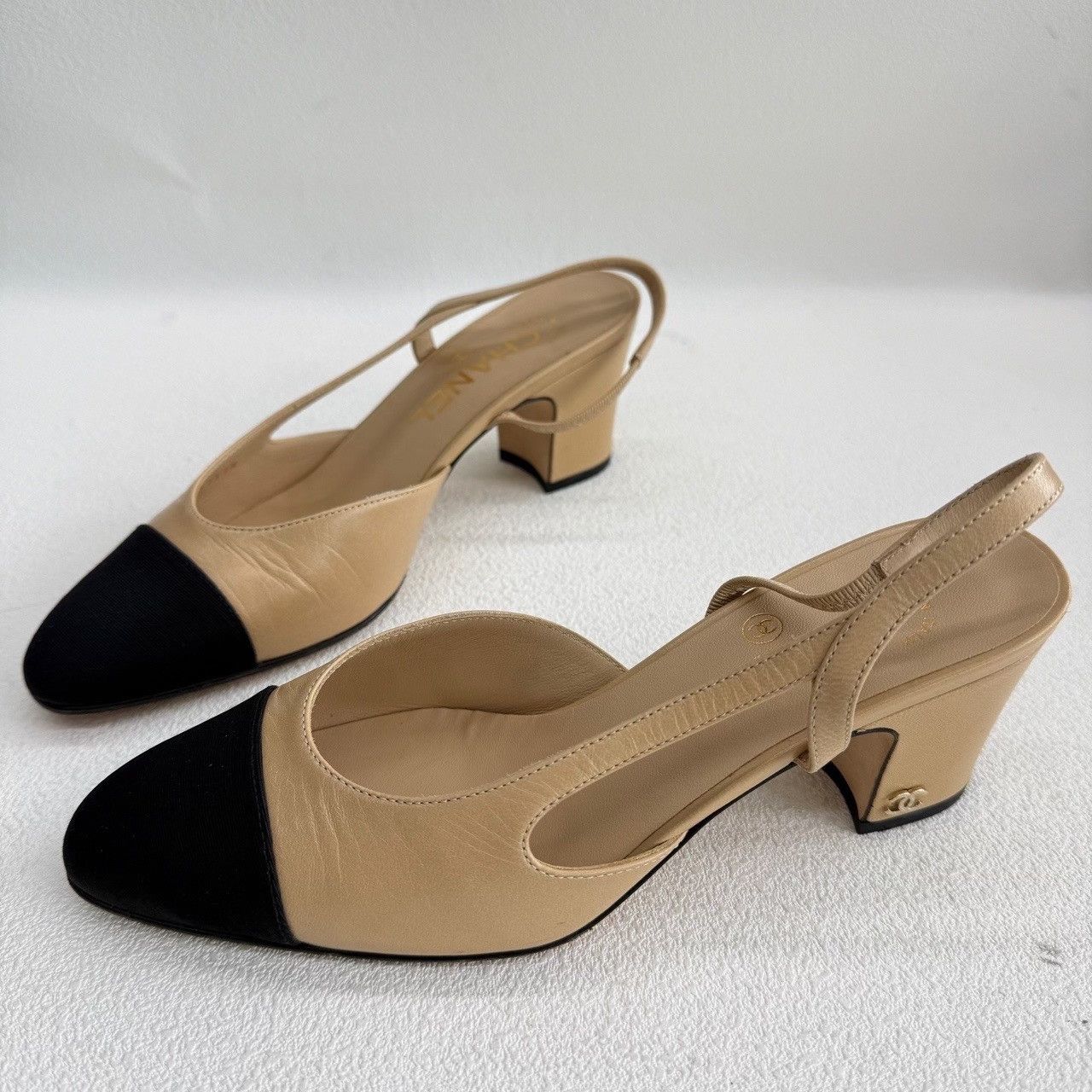 Chanel Chanel Two-Tone Slingback Heels Size 35.5 Size US 5.5 / IT 35.5 - 2 Thumbnail