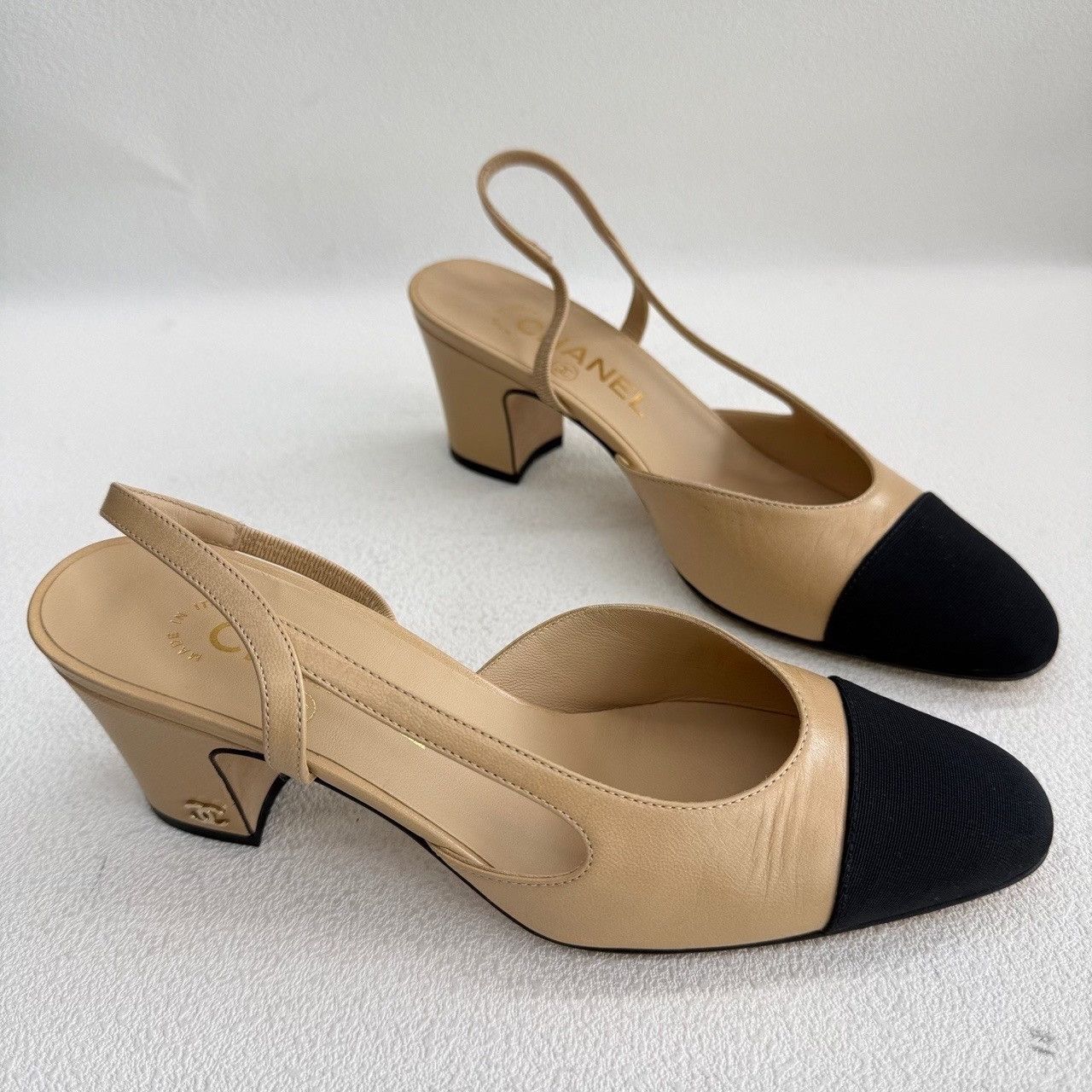 Chanel Chanel Two-Tone Slingback Heels Size 35.5 Size US 5.5 / IT 35.5 - 4 Thumbnail