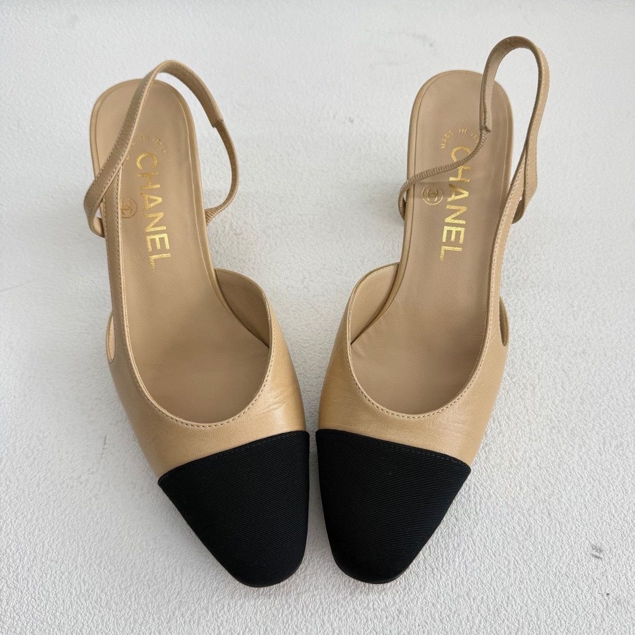Chanel Chanel Two-Tone Slingback Heels Size 35.5 Size US 5.5 / IT 35.5 - 10 Thumbnail