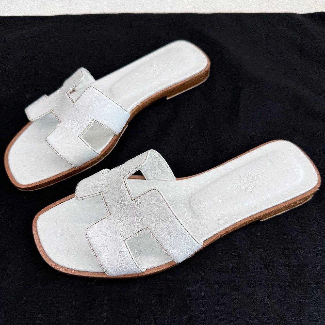 Hermes Hermes White Leather Oran Sandals Size 37.5 Size US 7.5 / IT 37.5 - 2 Thumbnail