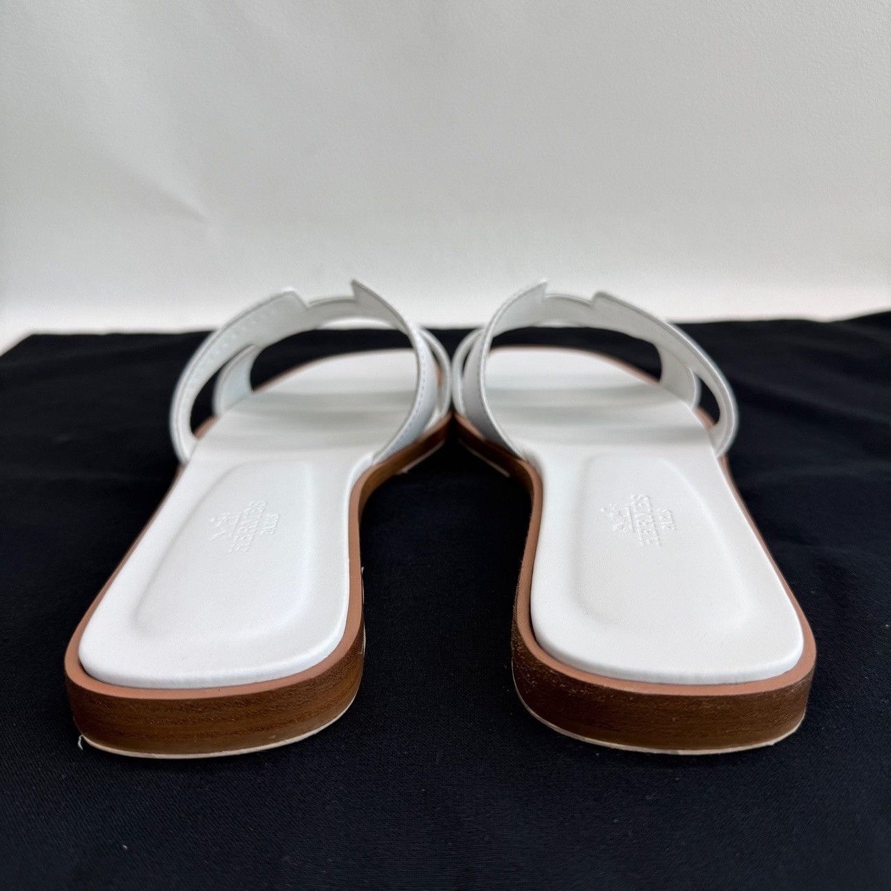 Hermes Hermes White Leather Oran Sandals Size 37.5 Size US 7.5 / IT 37.5 - 6 Thumbnail