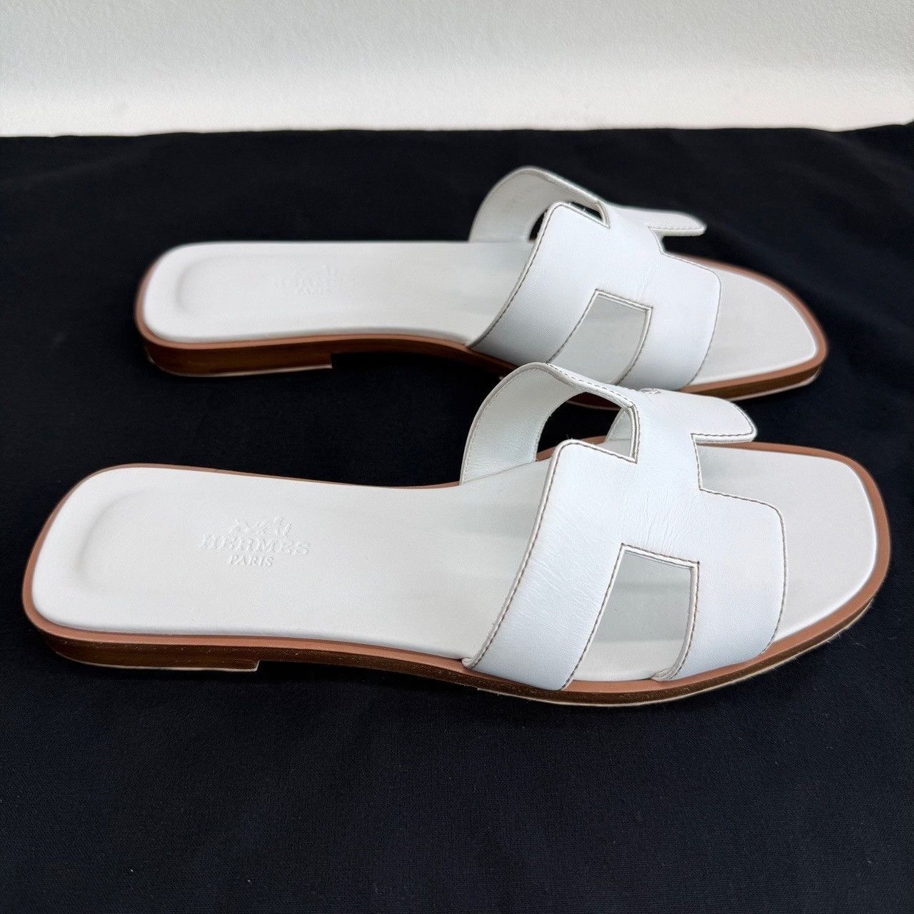 Hermes Hermes White Leather Oran Sandals Size 37.5 Size US 7.5 / IT 37.5 - 5 Thumbnail