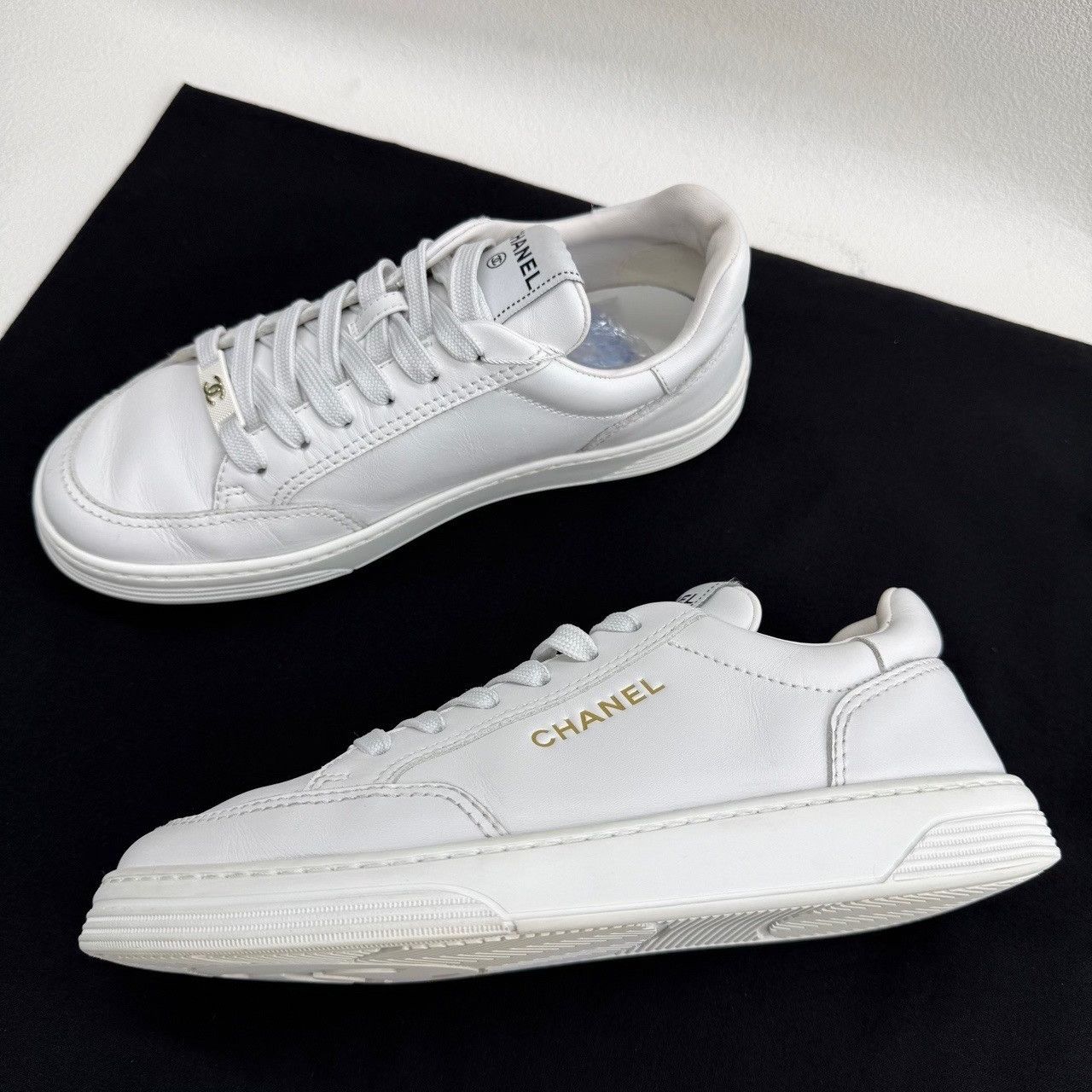Chanel Chanel White Leather Low-Top Sneakers Size 37 Size US 7 / IT 37 - 9 Thumbnail
