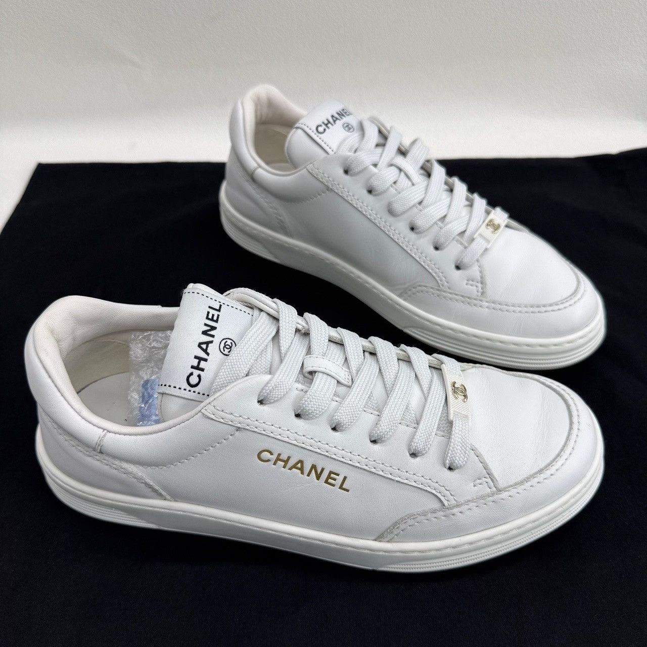 Chanel Chanel White Leather Low-Top Sneakers Size 37 Size US 7 / IT 37 - 4 Thumbnail