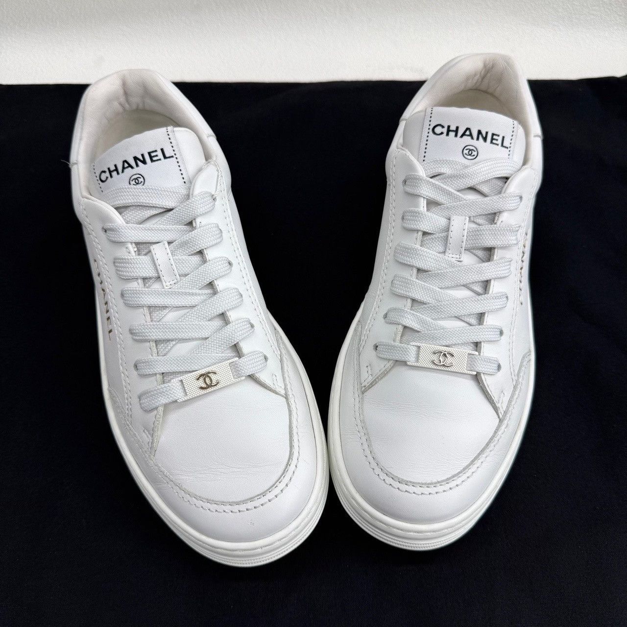 Chanel Chanel White Leather Low-Top Sneakers Size 37 Size US 7 / IT 37 - 10 Thumbnail