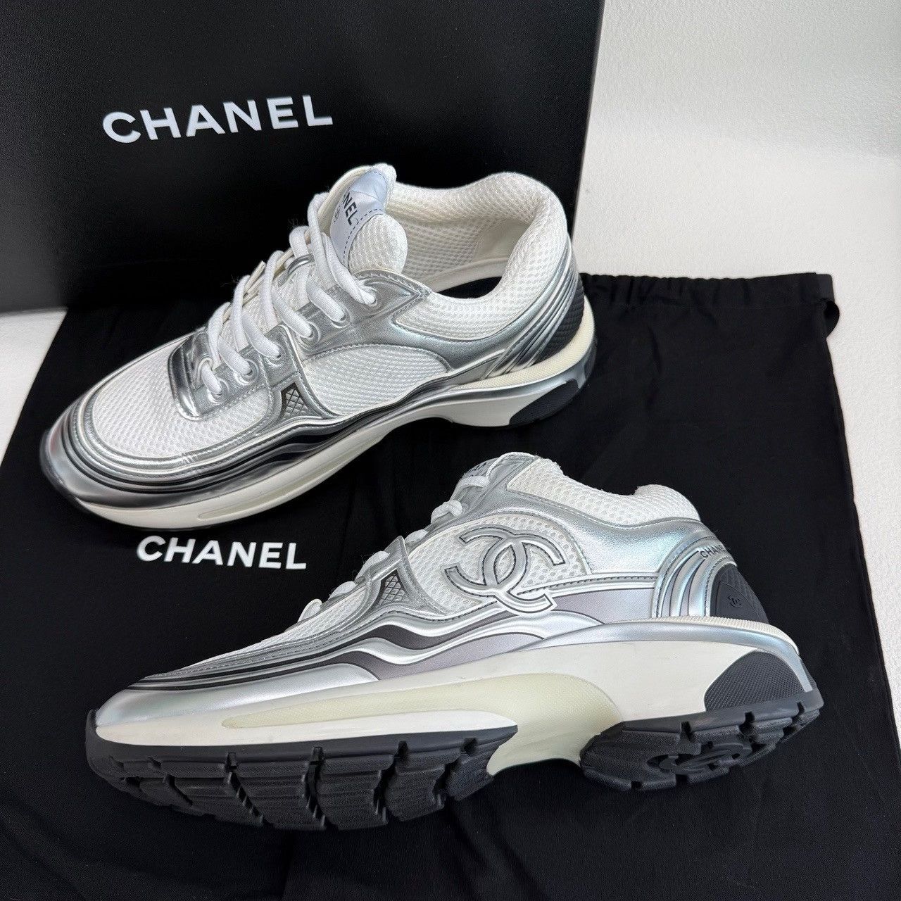 Chanel Chanel Silver Leather Low-Top Sneakers Size 37.5 Size US 6.5 / IT 36.5 - 9 Thumbnail