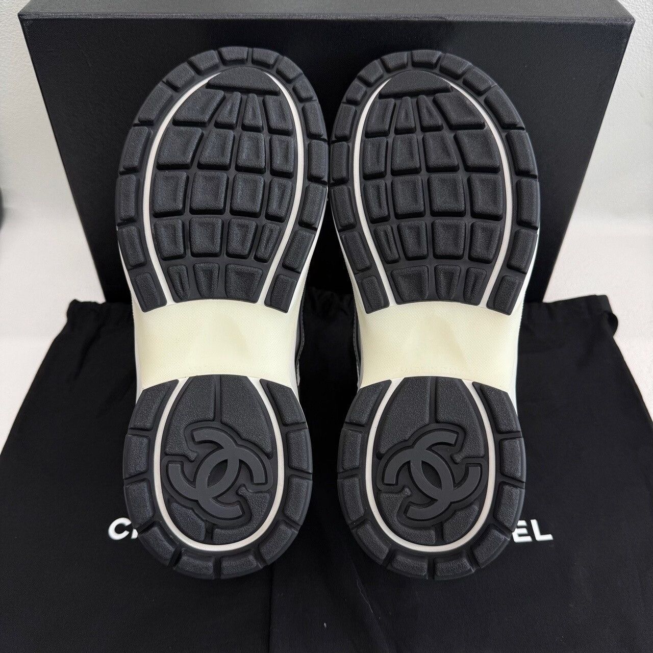 Chanel Chanel Silver Leather Low-Top Sneakers Size 37.5 Size US 6.5 / IT 36.5 - 10 Thumbnail