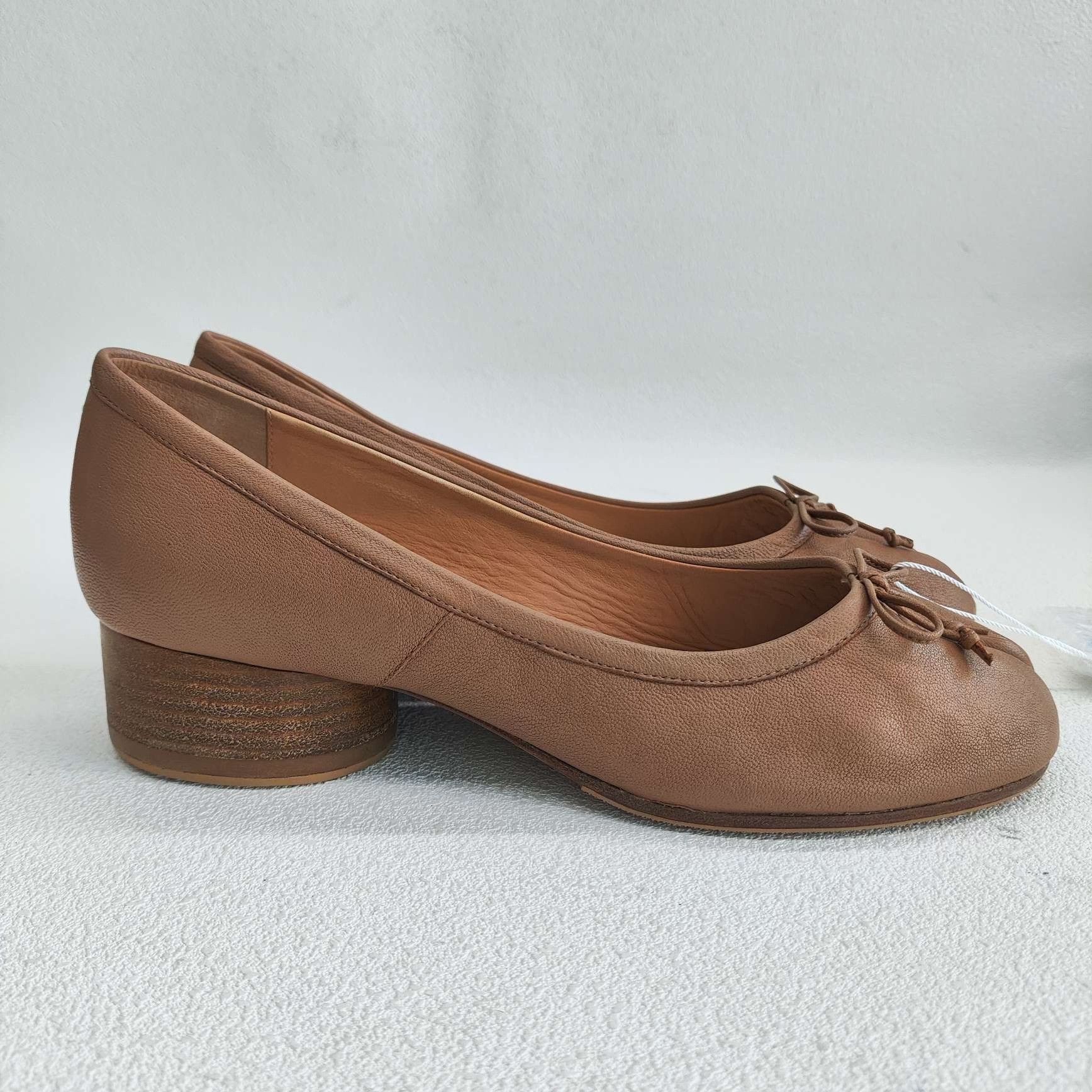 Maison Margiela Maison Margiela Brown Leather Tabi Pumps Size 37.5 Size US 7.5 / IT 37.5 - 5 Thumbnail