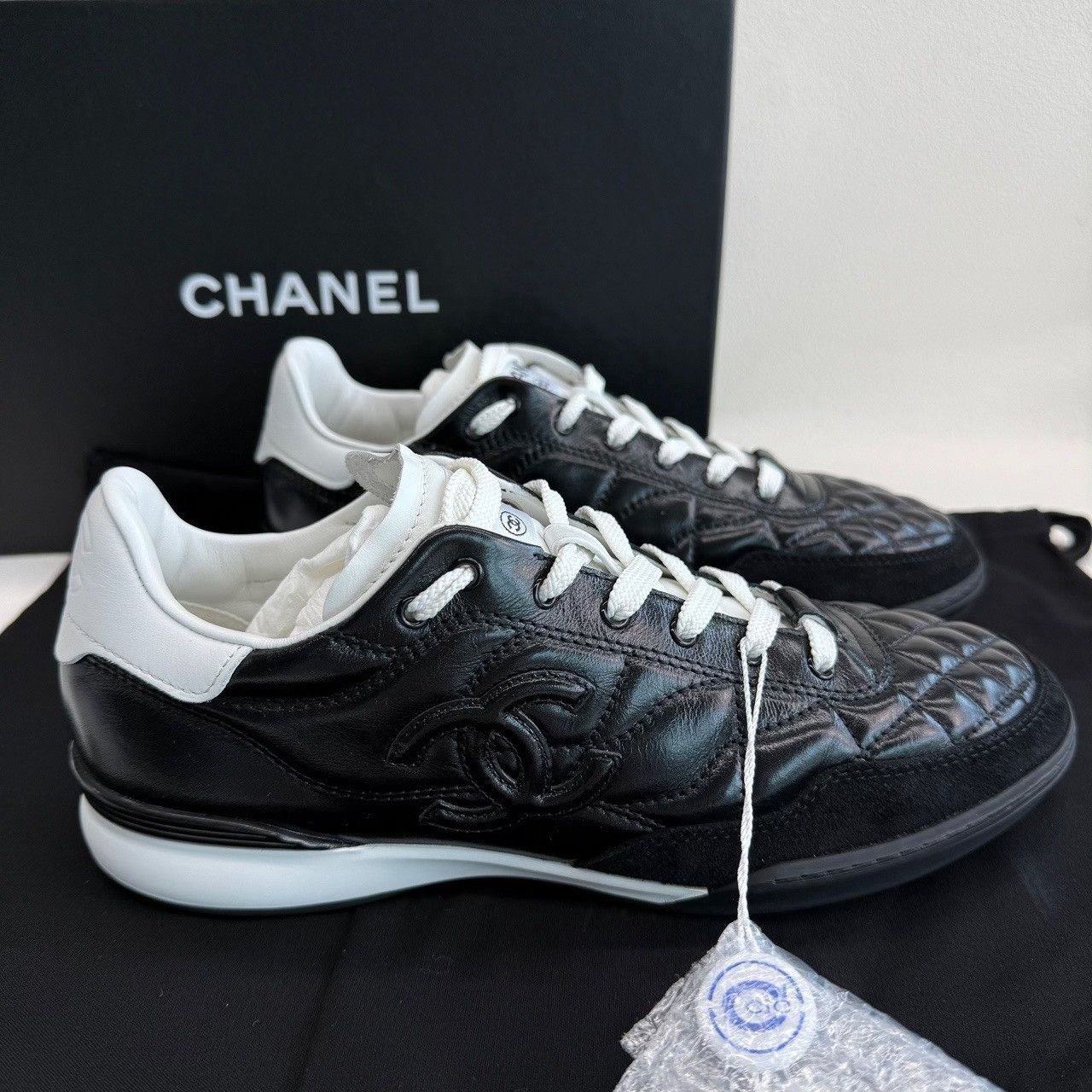 Chanel Chanel Quilted Leather Low-Top Sneakers Size 37.5 Size US 7.5 / IT 37.5 - 6 Thumbnail