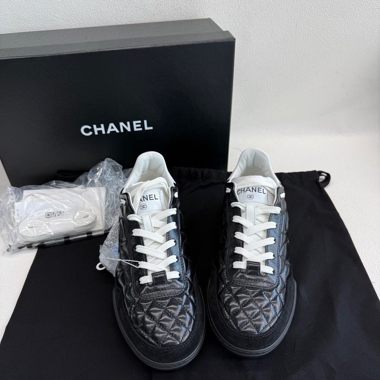 Chanel Chanel Quilted Leather Low-Top Sneakers Size 37.5 Size US 7.5 / IT 37.5 - 2 Thumbnail