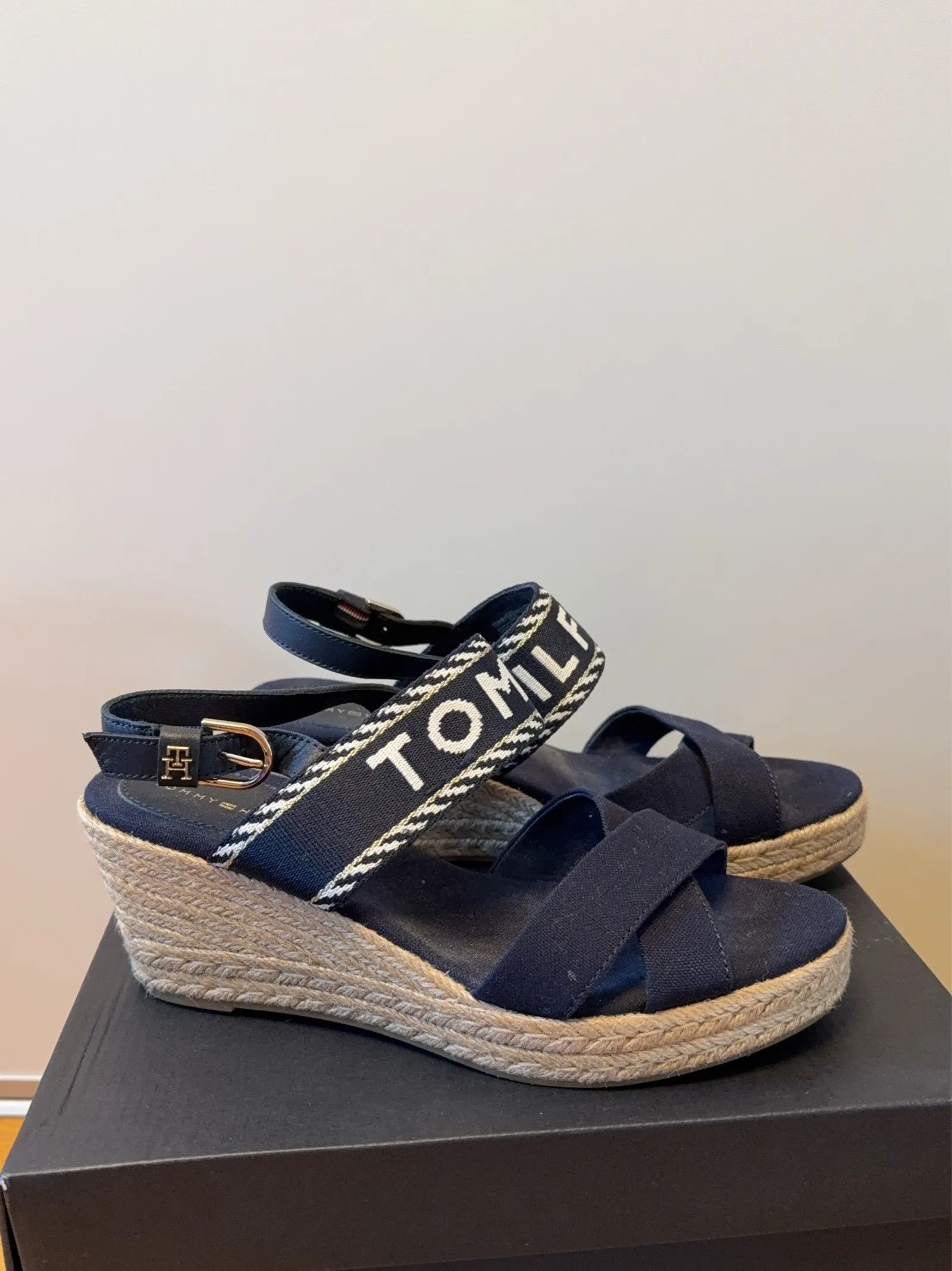 Tommy Hilfiger Tommy Hilfiger Sandals Size US 7 / IT 37 - 2 Thumbnail
