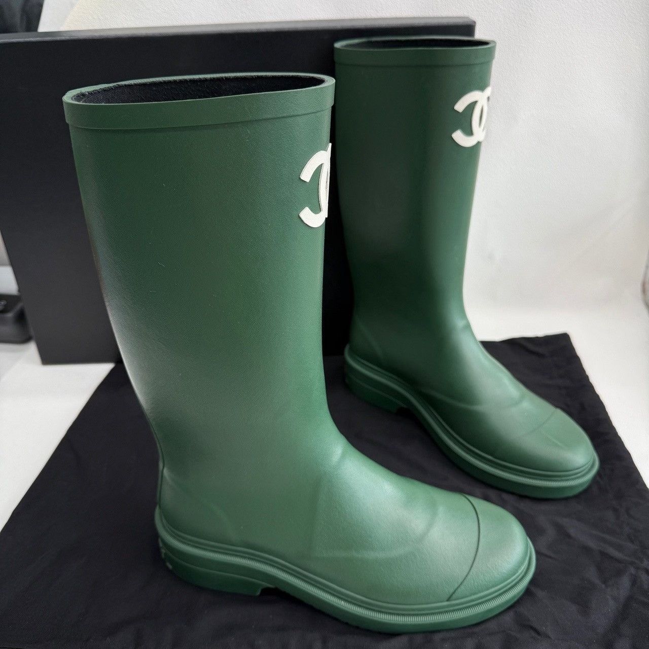 Chanel Chanel Logo Green Rain Boots Size 37 Size US 6 / IT 36 - 5 Thumbnail