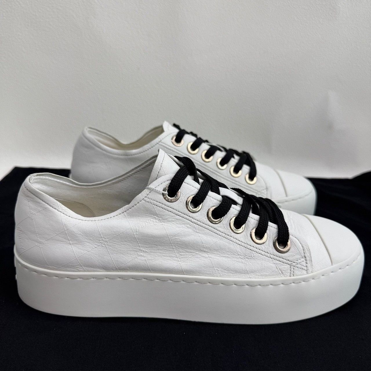 Chanel Chanel White Leather Low-Top Sneakers Size 37.5 Size US 7.5 / IT 37.5 - 5 Thumbnail
