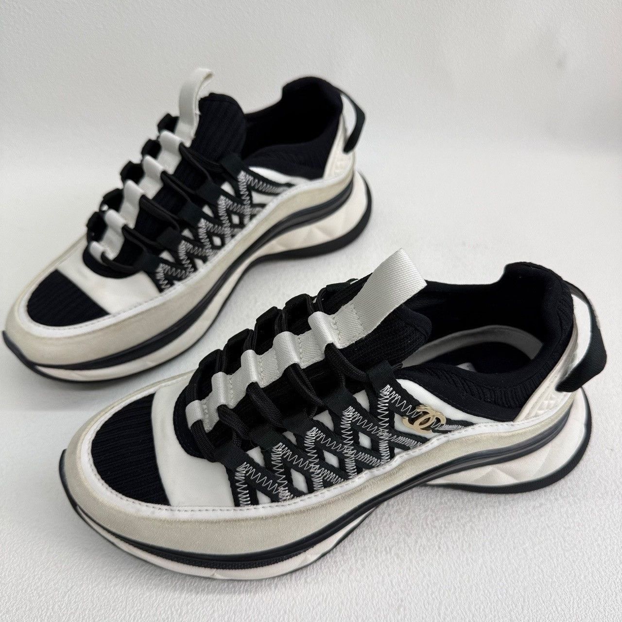 Chanel Chanel CC Logo Low-Top Sneakers Size 36 Size US 5 / IT 35 - 2 Thumbnail