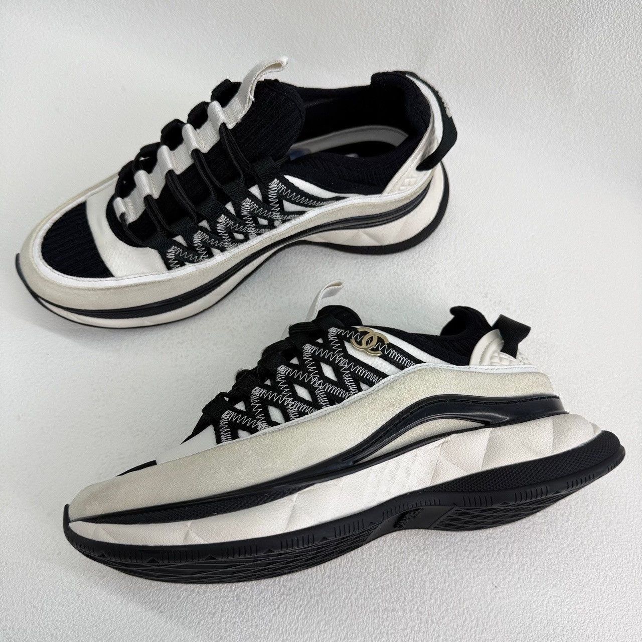 Chanel Chanel CC Logo Low-Top Sneakers Size 36 Size US 5 / IT 35 - 9 Thumbnail