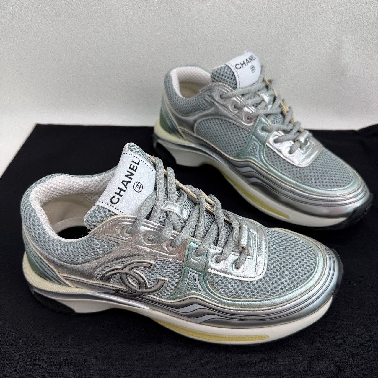 Chanel Chanel Logo Low-Top Sneakers Size 38 Size US 7 / IT 37 - 4 Thumbnail