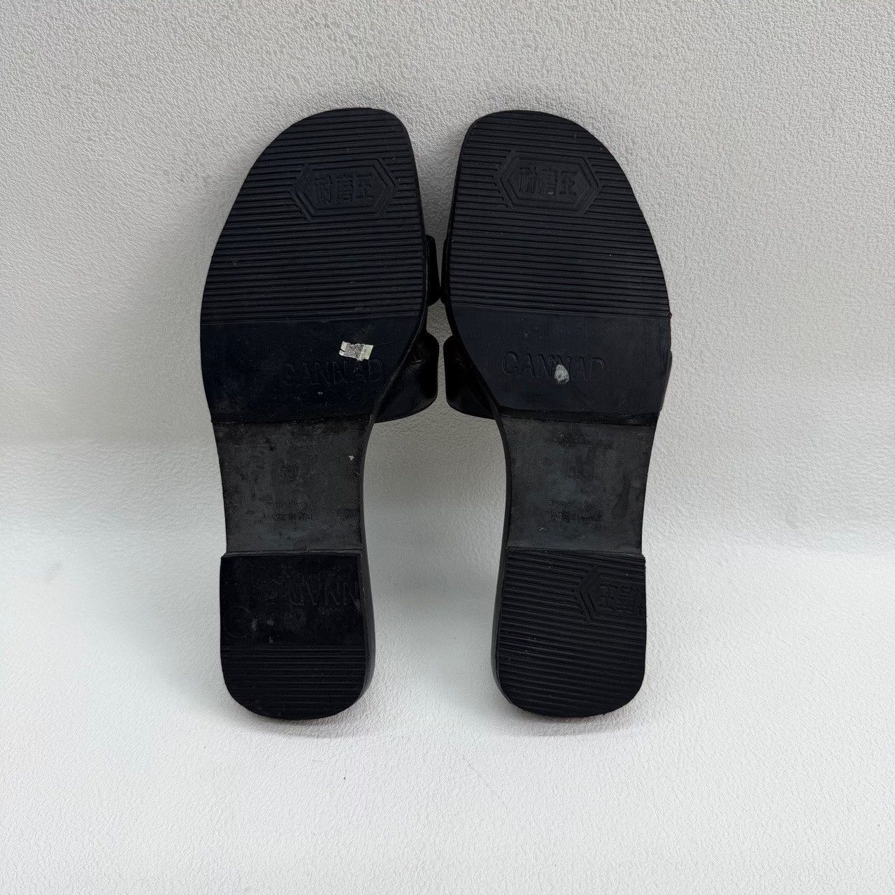 Hermes Hermès Black Leather Stud Sandals Size 35.5 Size US 5.5 / IT 35.5 - 8 Thumbnail