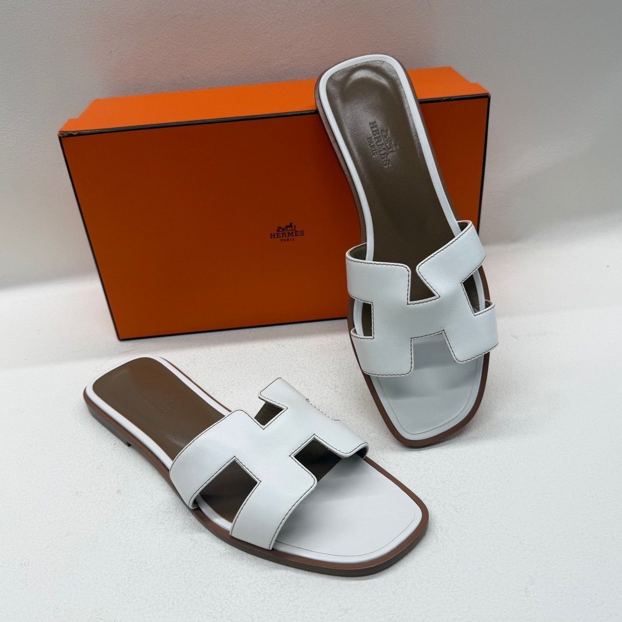 Hermes Hermès Oran White Leather Sandals Size 38 Size US 8 / IT 38 - 8 Thumbnail