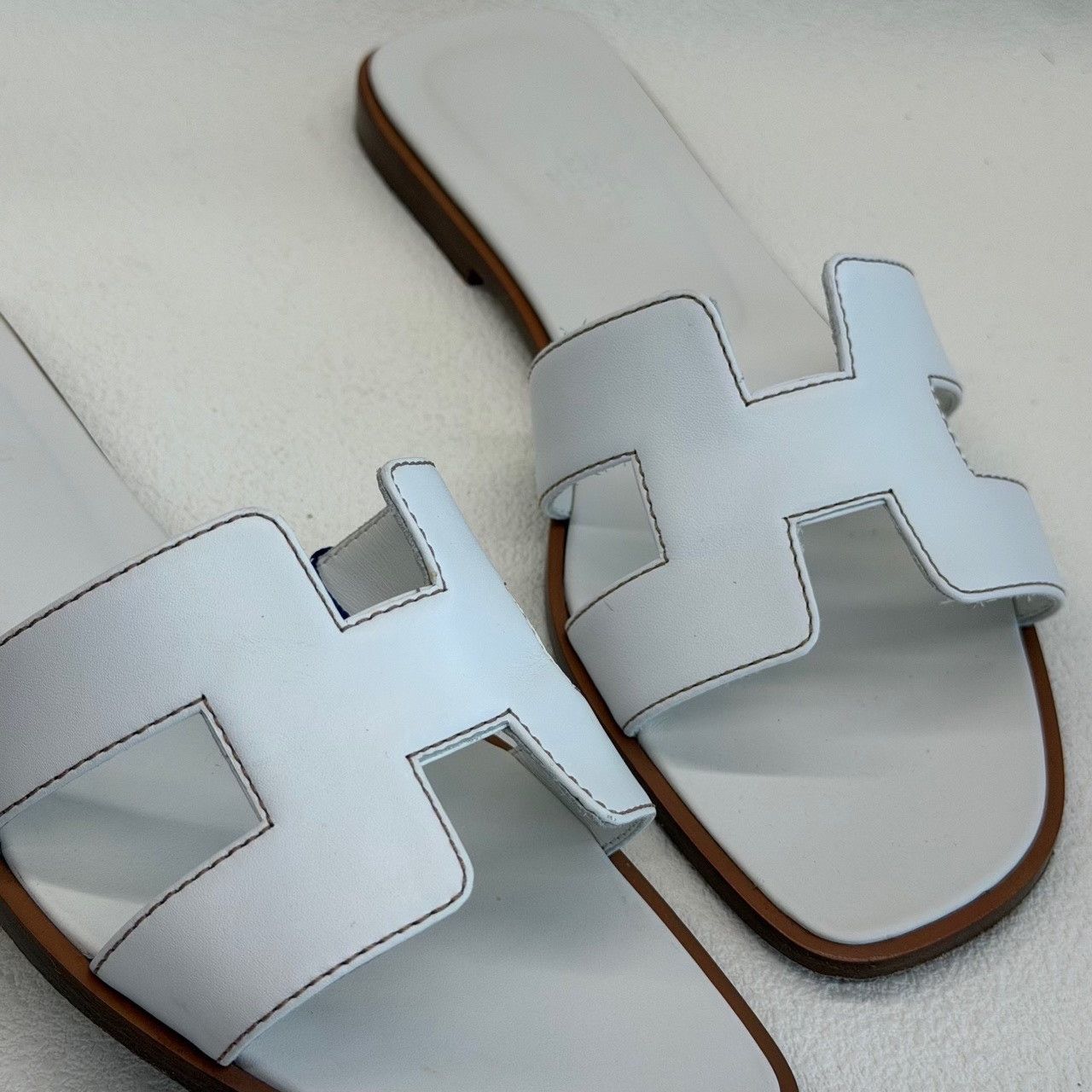 Hermes Hermes White Oran Sandals Size 36.5 Size US 6.5 / IT 36.5 - 8 Thumbnail