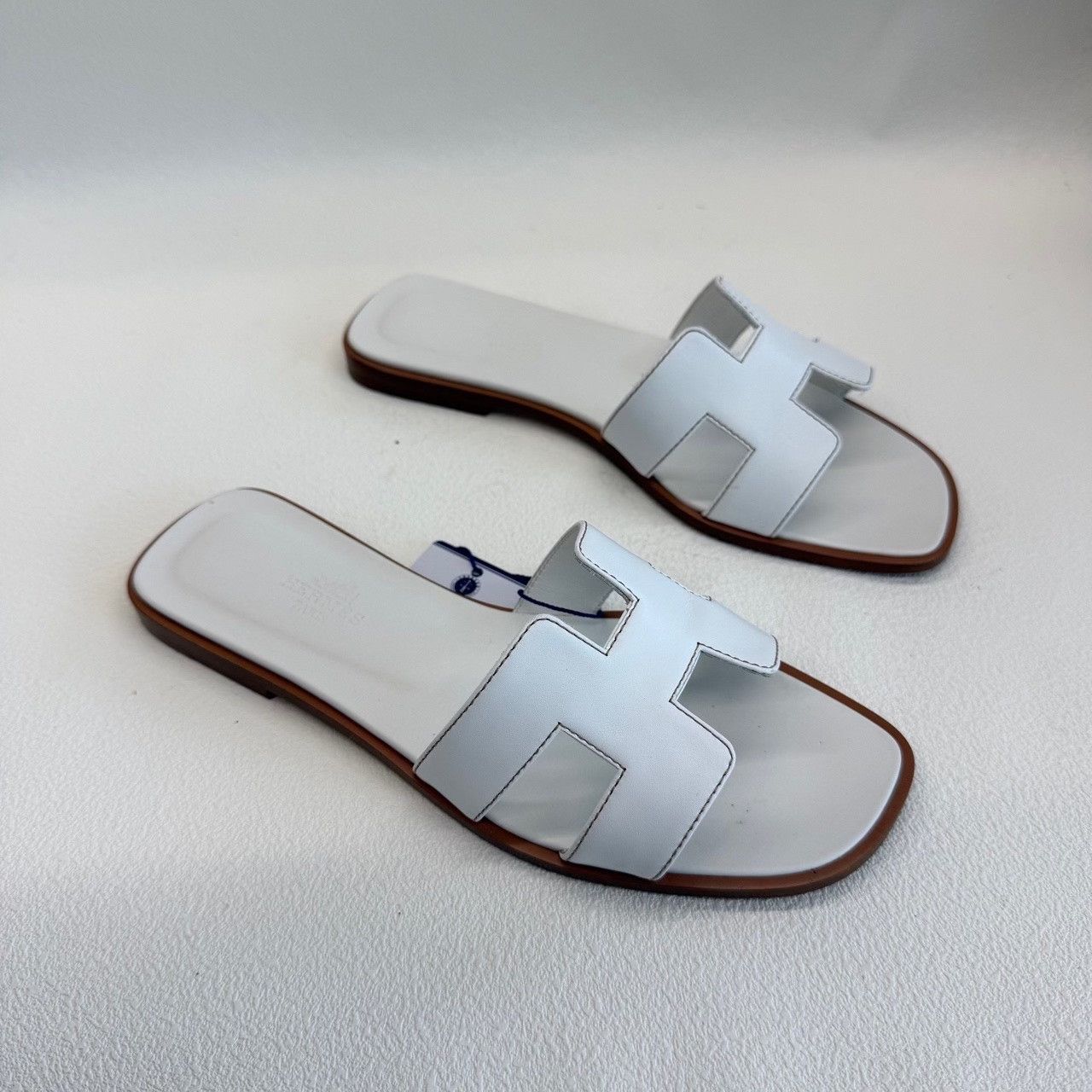 Hermes Hermes White Oran Sandals Size 36.5 Size US 6.5 / IT 36.5 - 4 Thumbnail