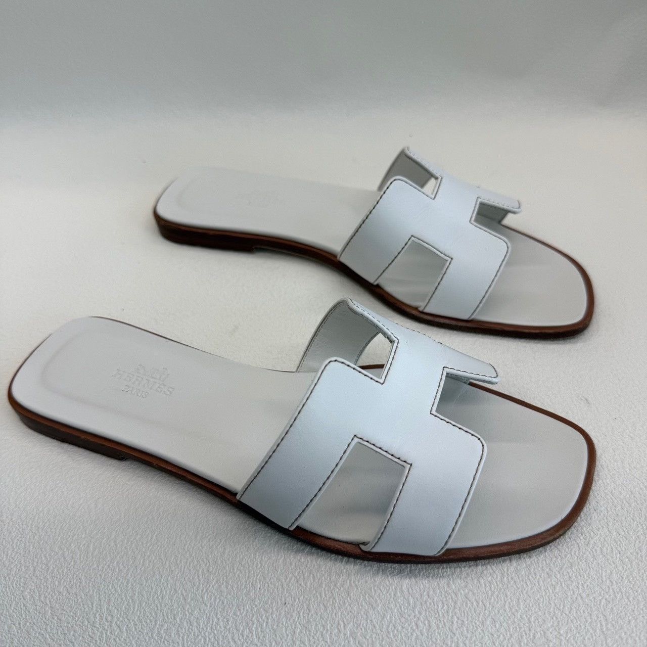 Hermes Hermès White Leather Oran Sandals Size 37.5 Size US 7.5 / IT 37.5 - 5 Thumbnail