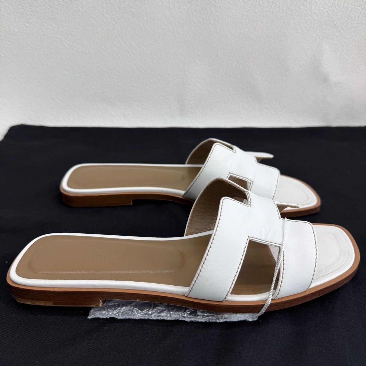 Hermes Hermes White Oran Sandals Size 37 Size US 7 / IT 37 - 4 Thumbnail