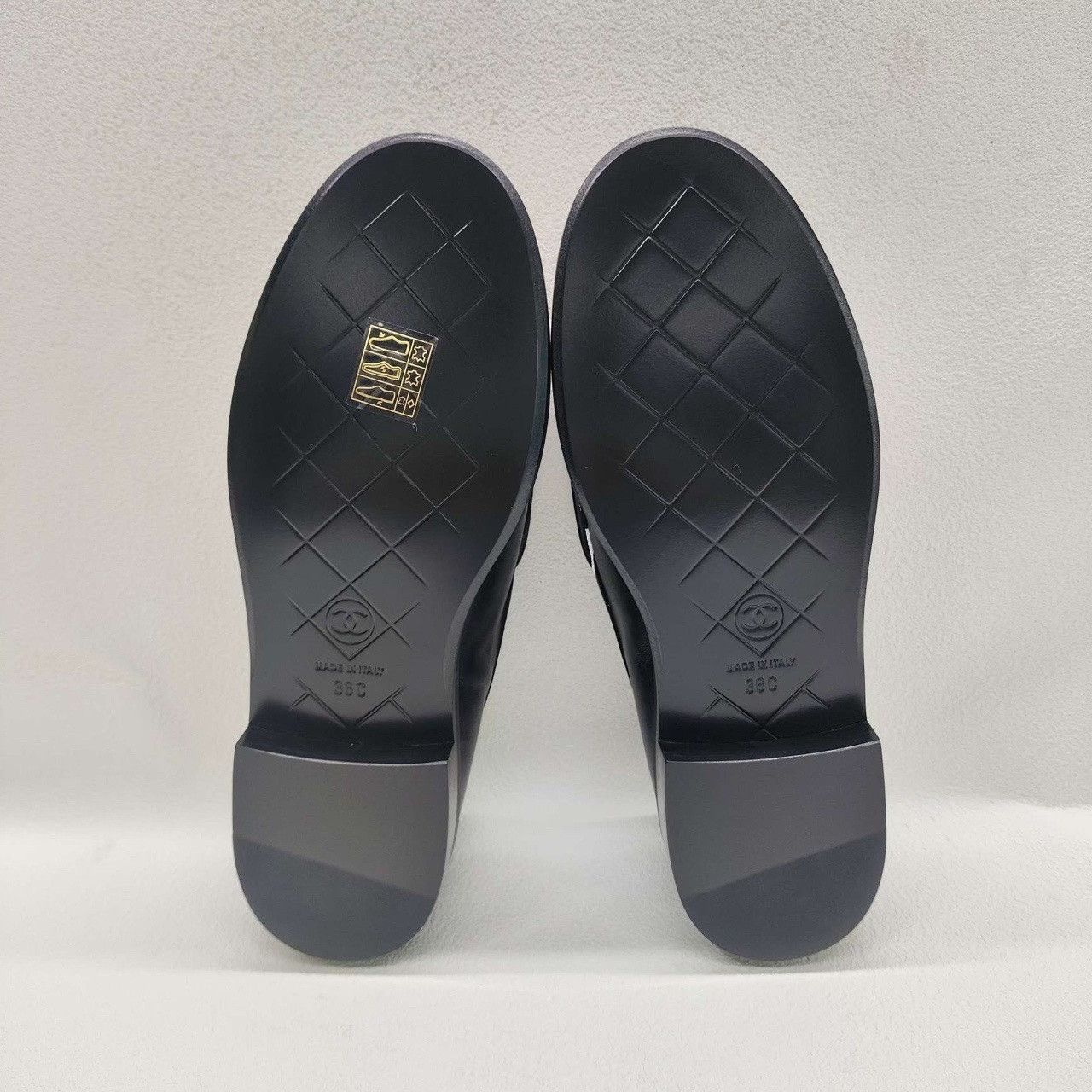 Chanel Chanel Quilted CC Leather Loafers Size 36 Size US 6 / IT 36 - 8 Thumbnail