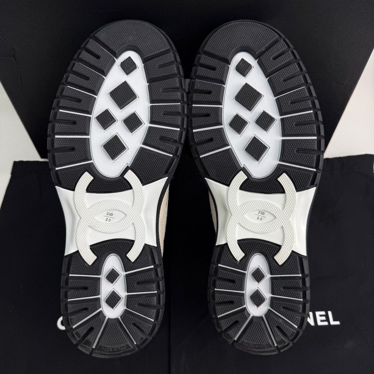 Chanel Chanel Quilted Low-Top Sneakers Size 36 Size US 6 / IT 36 - 9 Thumbnail