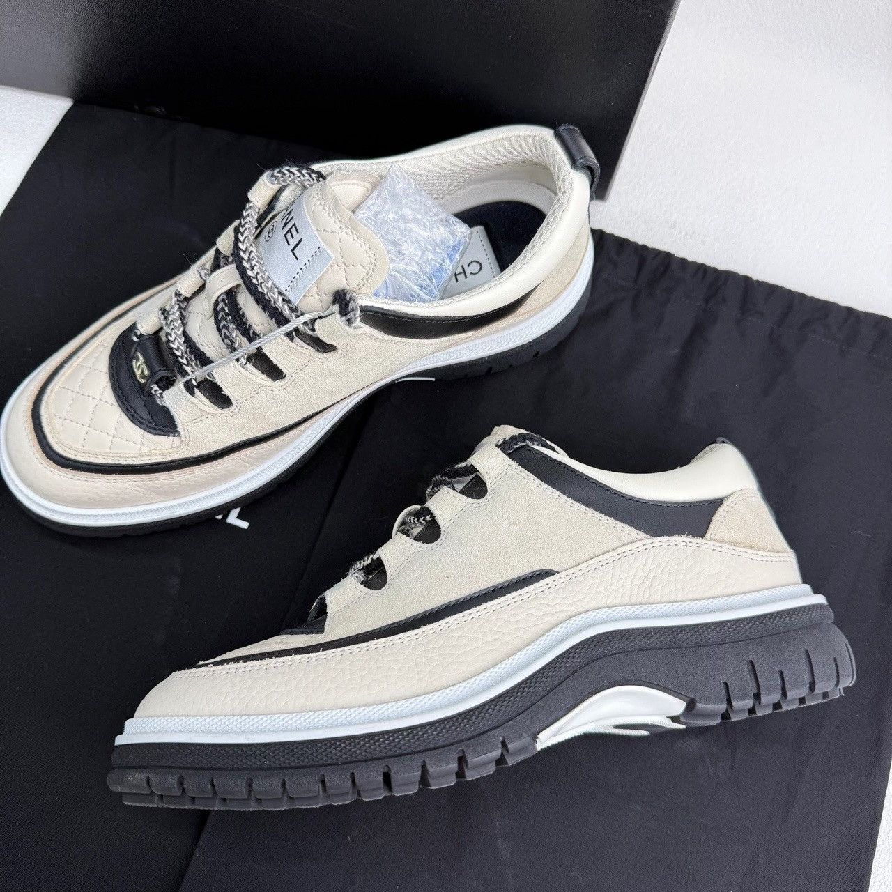 Chanel Chanel Quilted Low-Top Sneakers Size 36 Size US 6 / IT 36 - 10 Thumbnail
